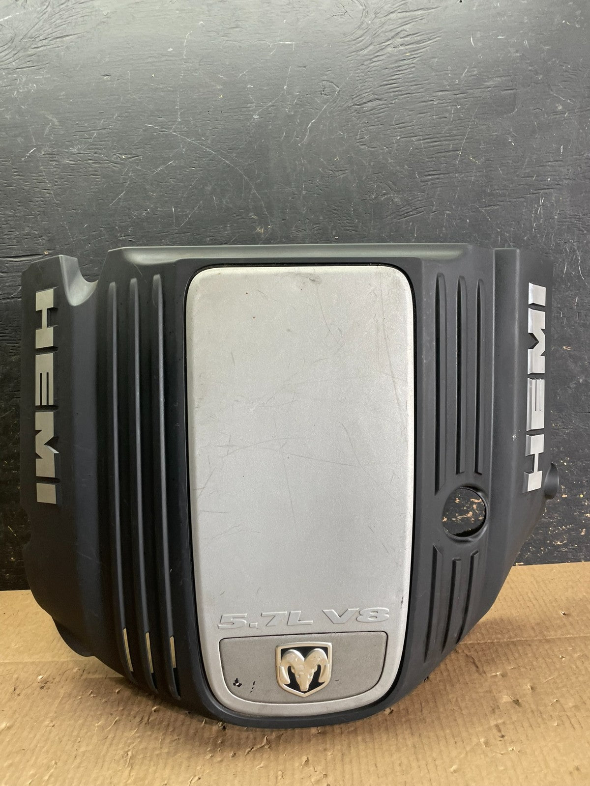 2005 to 2010 Chrysler 300 5.7L V8 Hemi Engine Motor Cover OEM AA6146 DG0