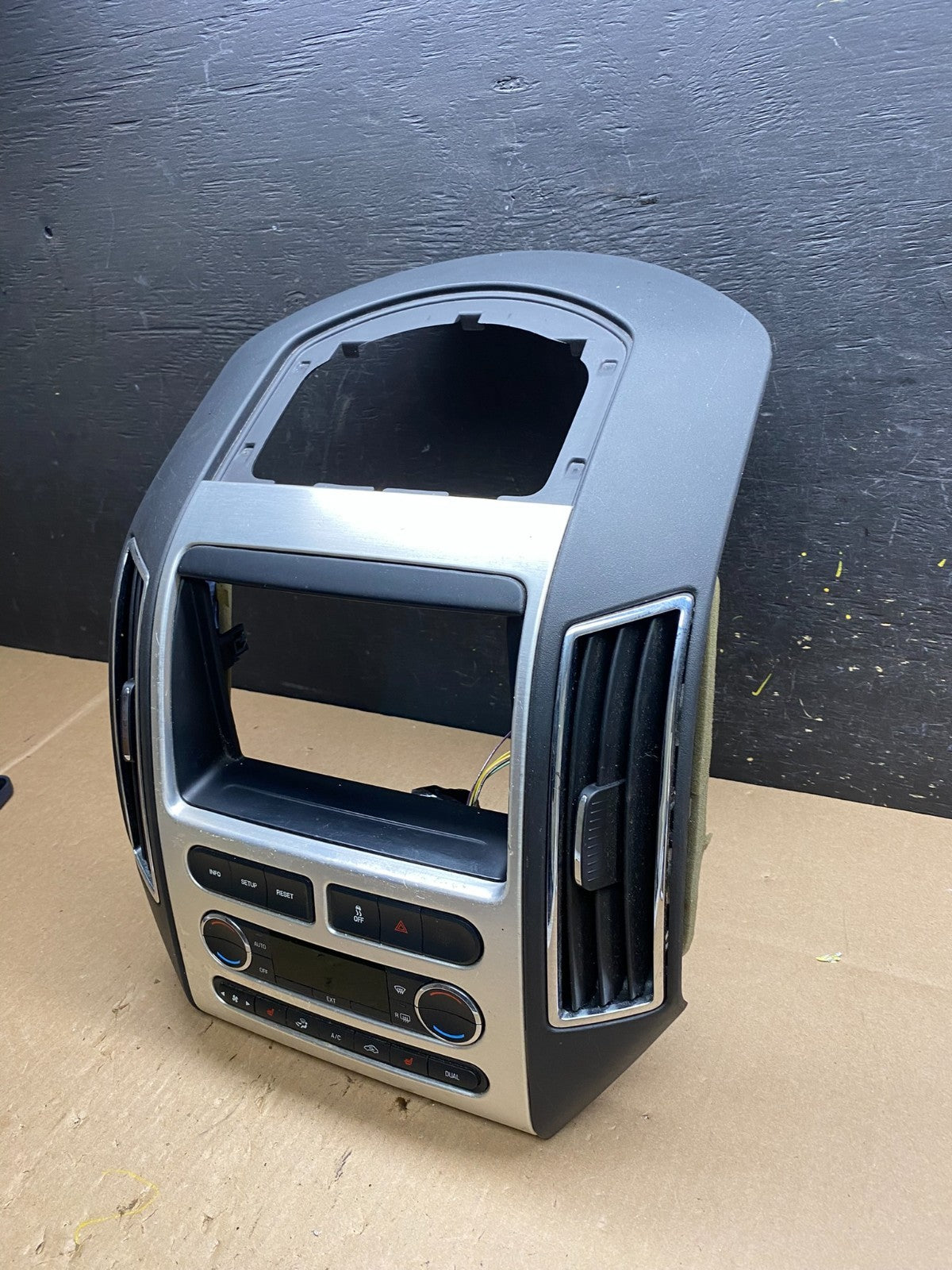 2007 - 2010 Ford Edge Heater Climate Control Radio Control Dash Bezel T4569 DG1