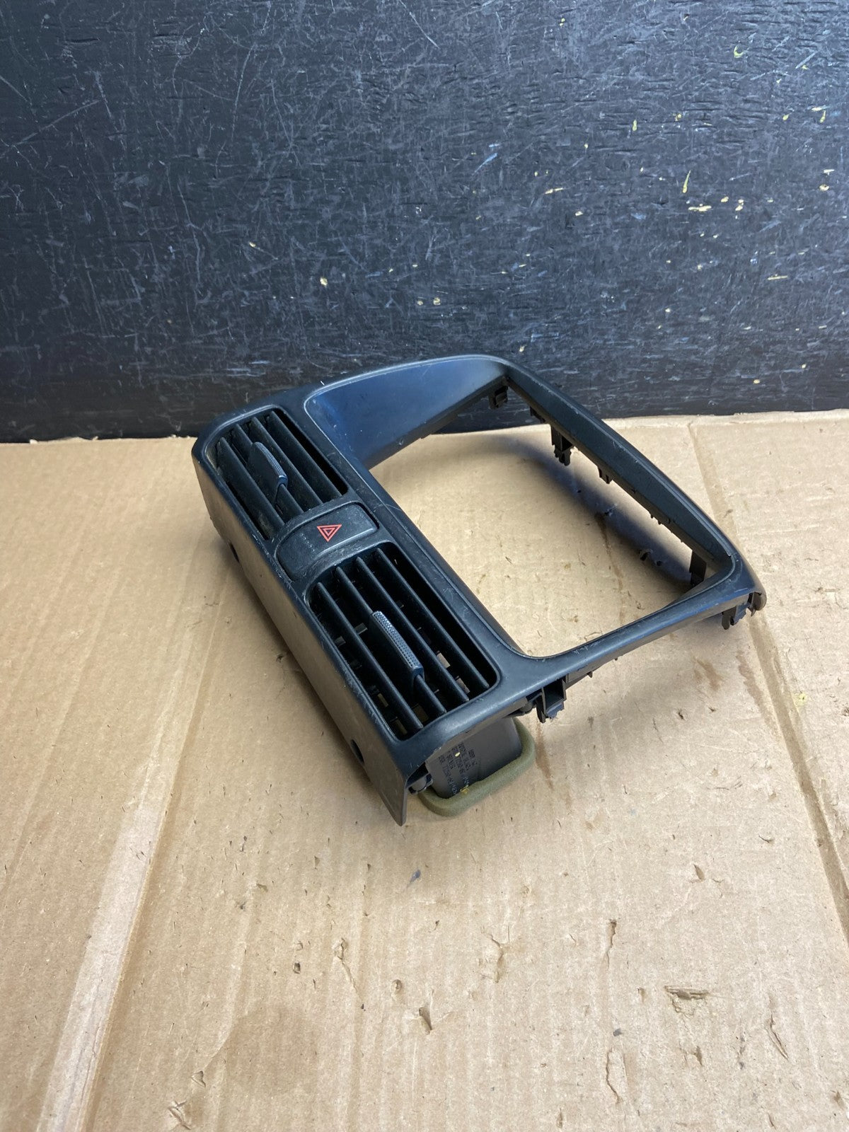 2002-2006 Honda CR-V CRV Center Dash Radio Screen Display Trim Bezel AI2700 DG2