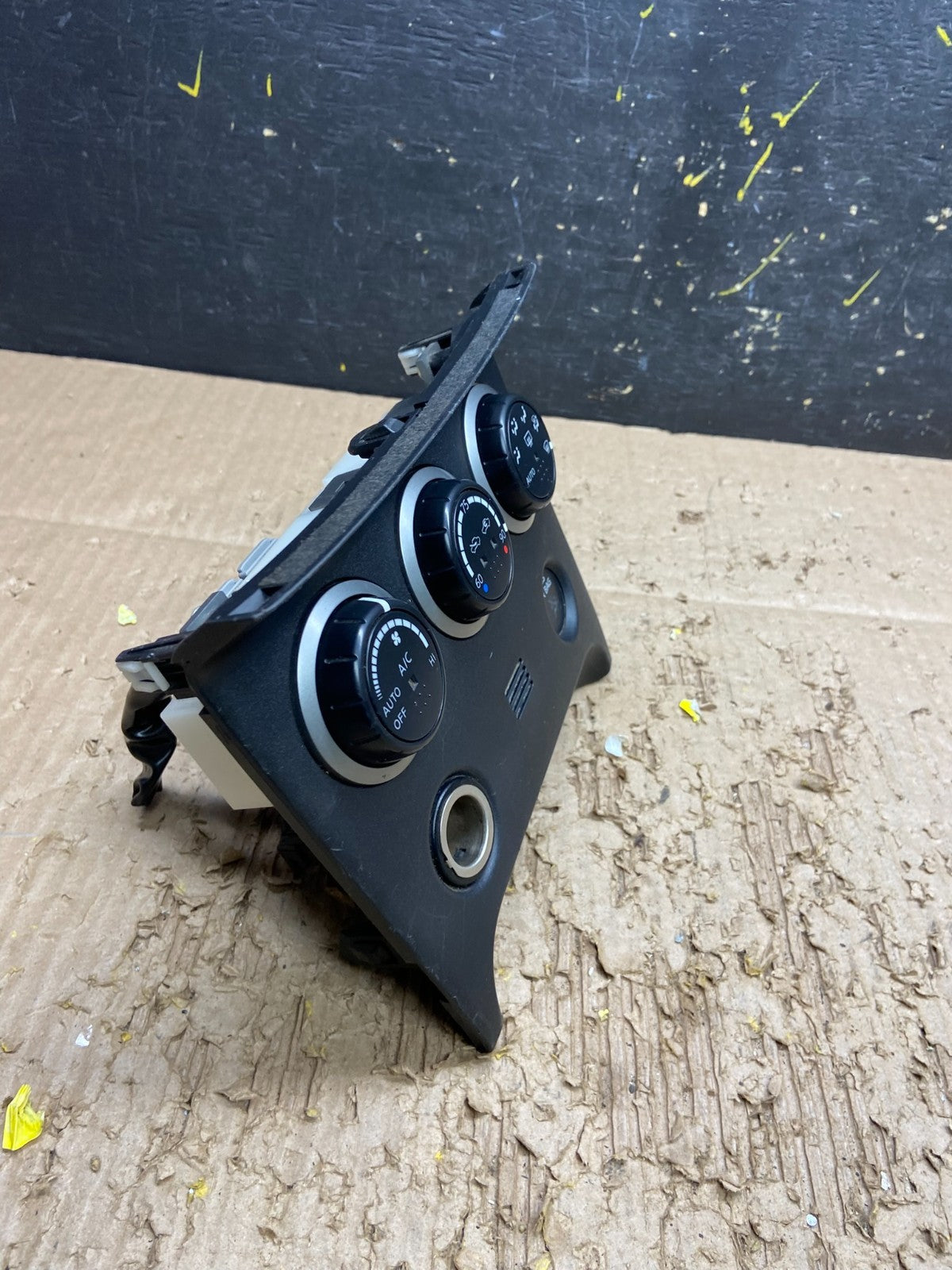 2011 to 2015 Nissan Rogue Heater Temperature AC Climate Control OEM V7963 DG1