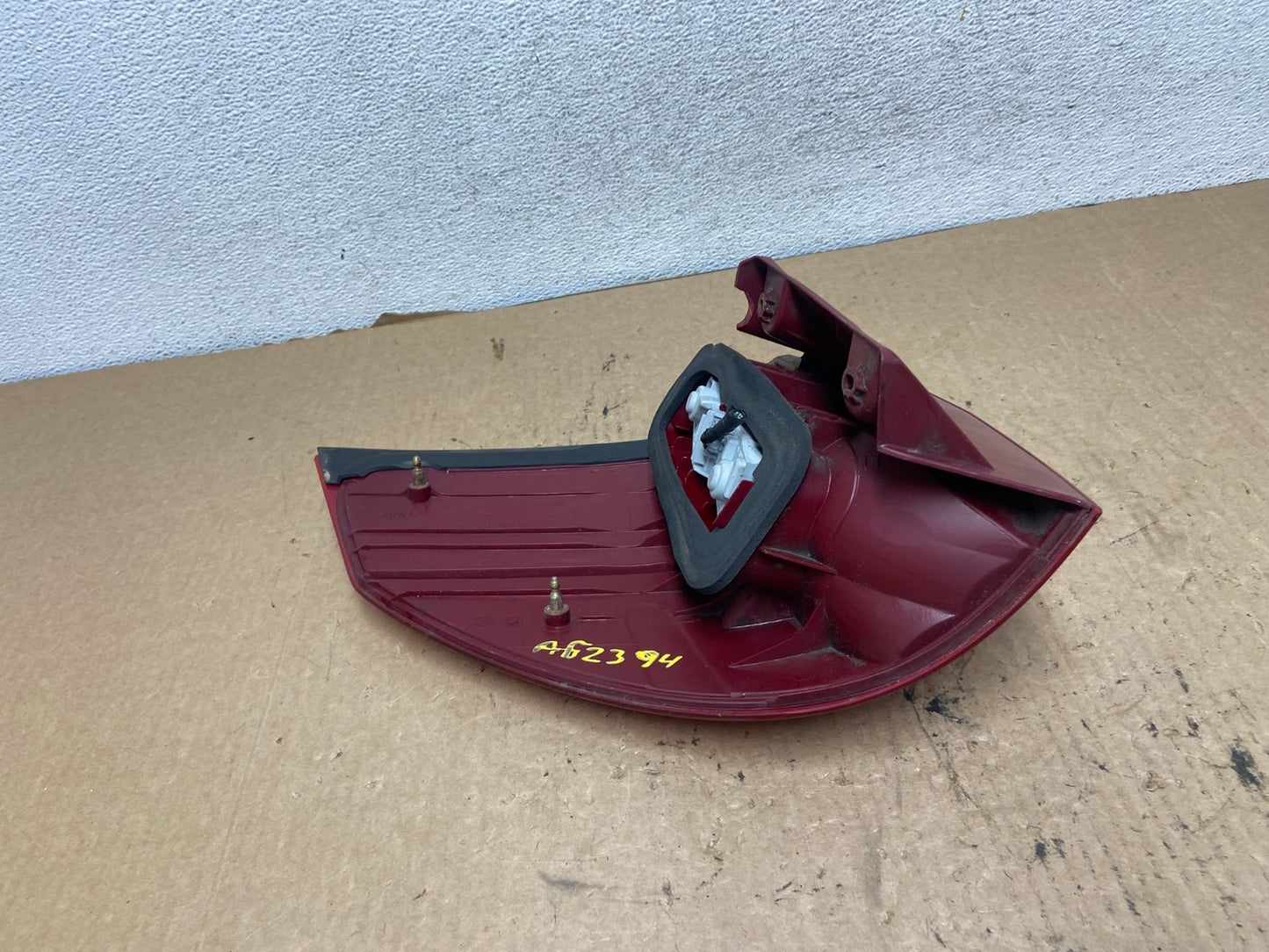 2004-2005 Toyota Sienna Right Passenger Rh Side Tail Light AG2394 LK7