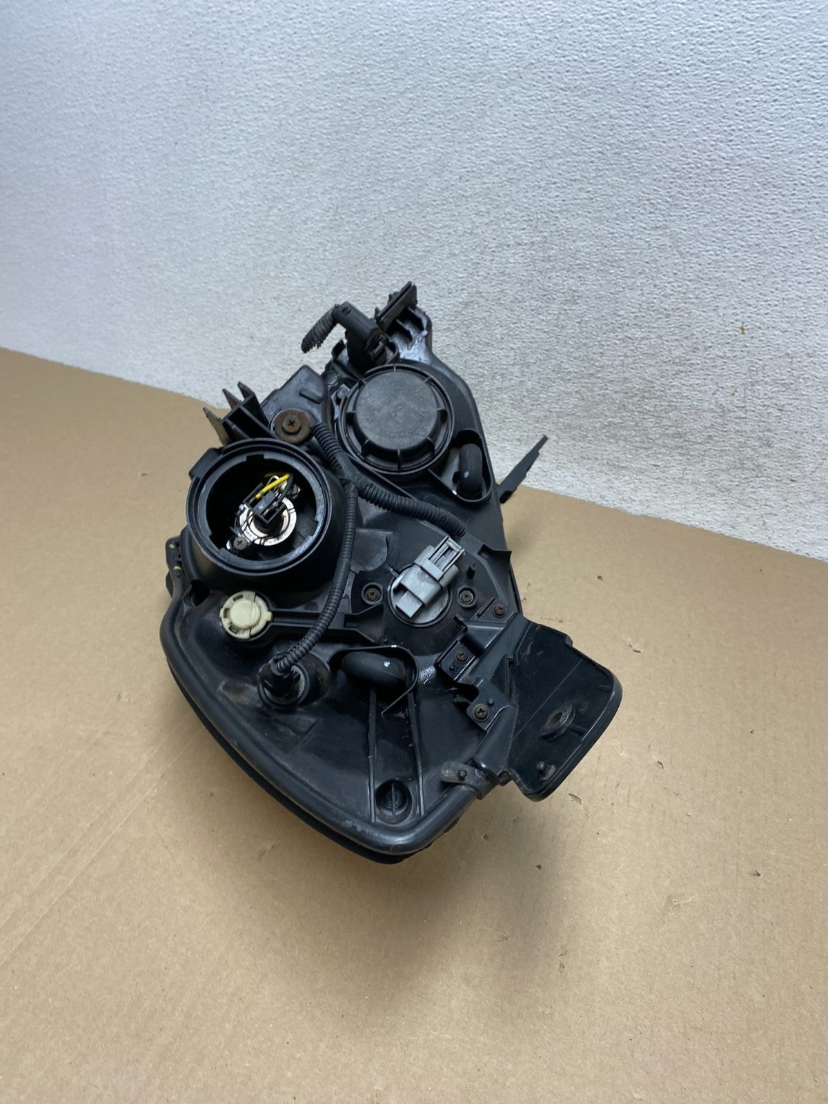 2007 - 2010 Hyundai Entourage Right Passenger Halogen Headlight AG6818 DW7