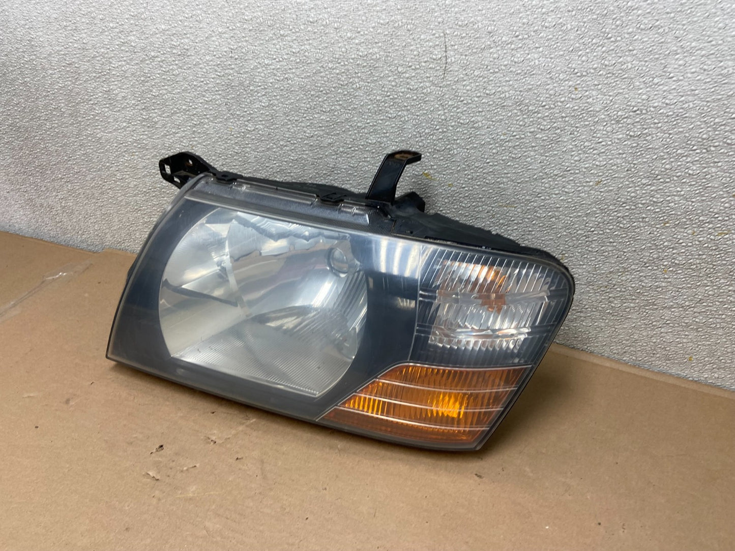 2000 to 2004 Mitsubishi Montero Pajero Left Driver LH  Headlight AA9879 DW1