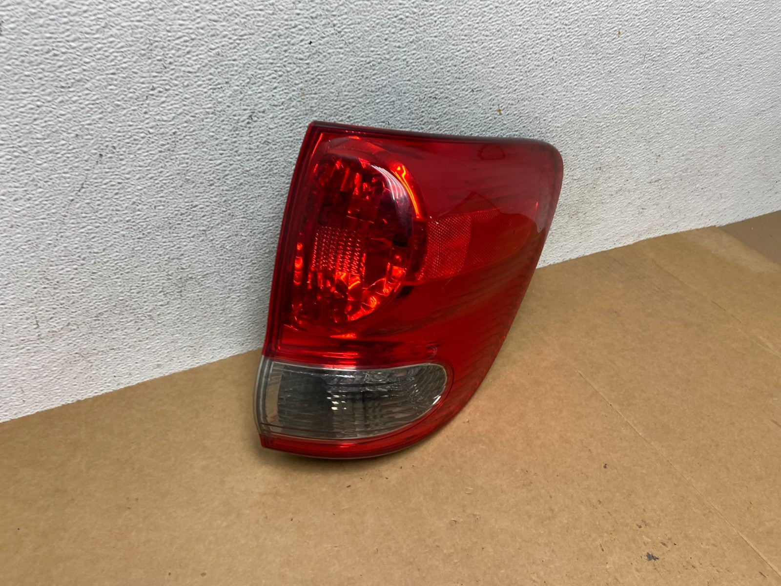 2005- 2007 Toyota Sequoia Right Passenger RH Tail light AE2936 DG2