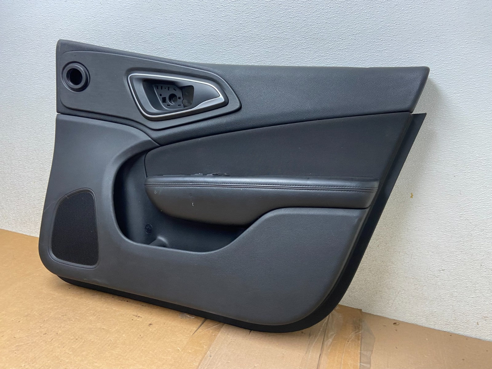 2015 to 2017 Chrysler 200 Front Right Passenger Side Door Panel OEM r4705 DG1