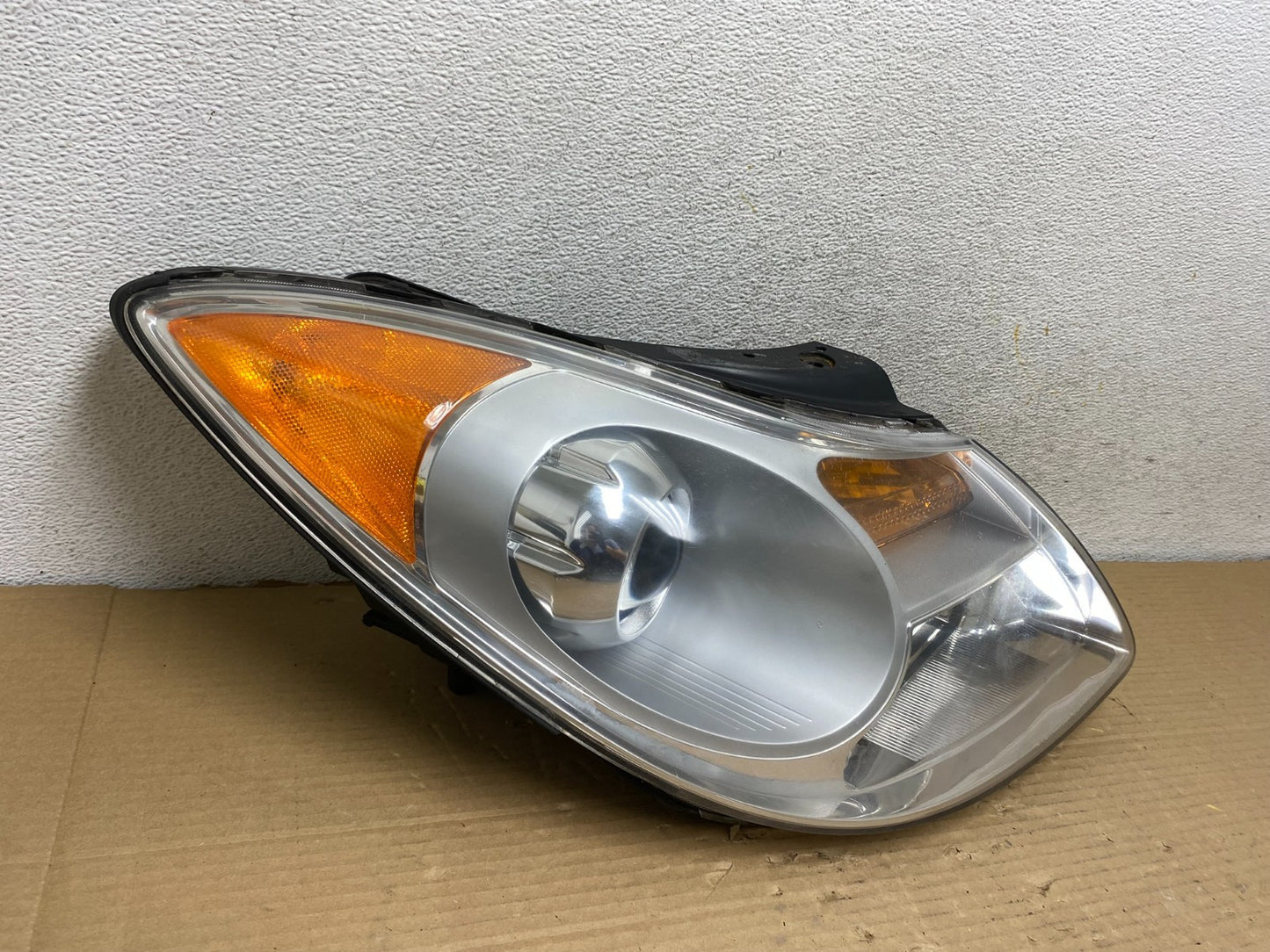 2007 to 2012 Hyundai Veracruz Right Passenger RH Headlight Halogen AH0556 DW1