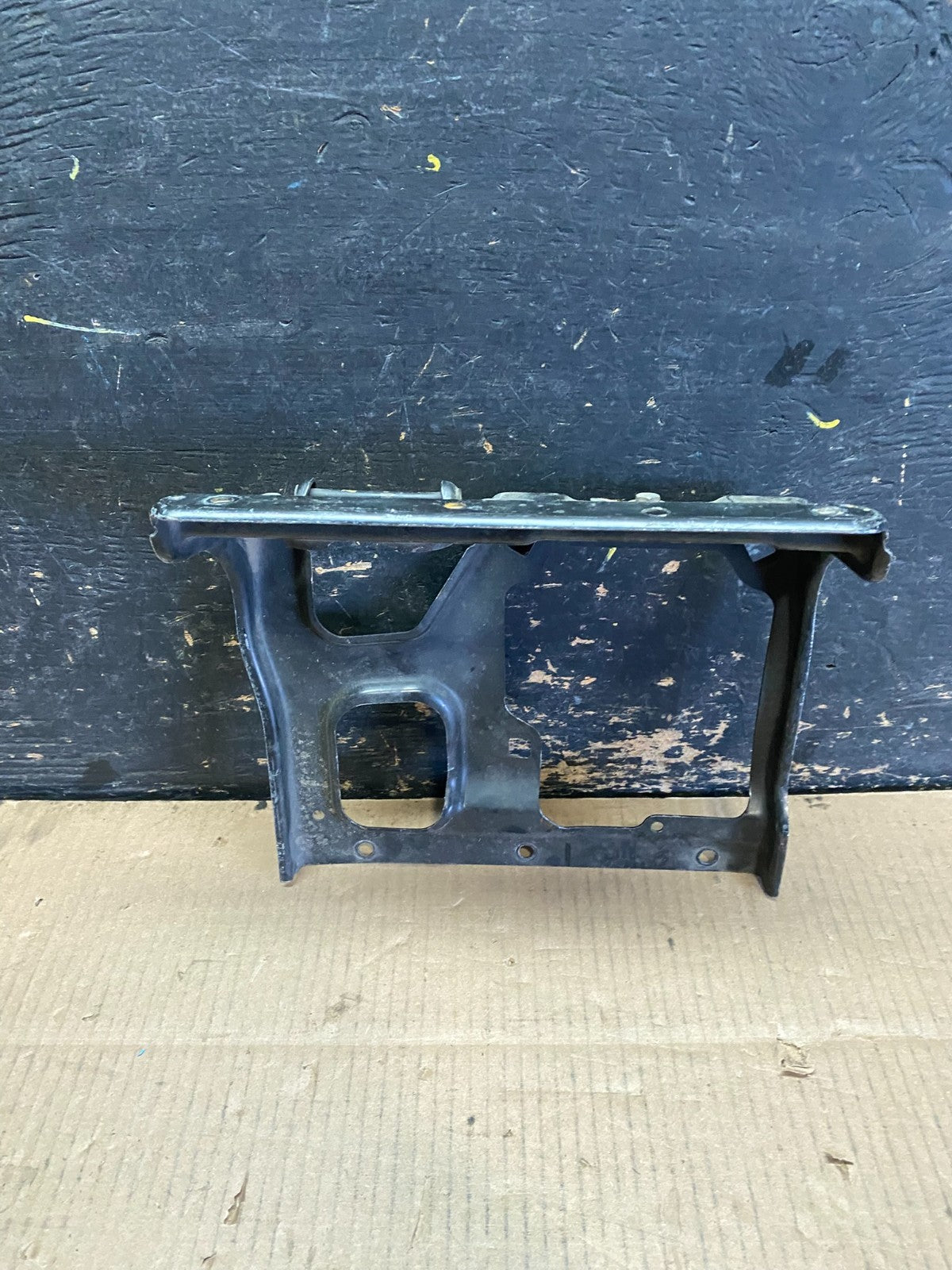 2007 to 2011 Mercedes CLS550 W219 Front Center Radiator Support Bracket W5742 PS2
