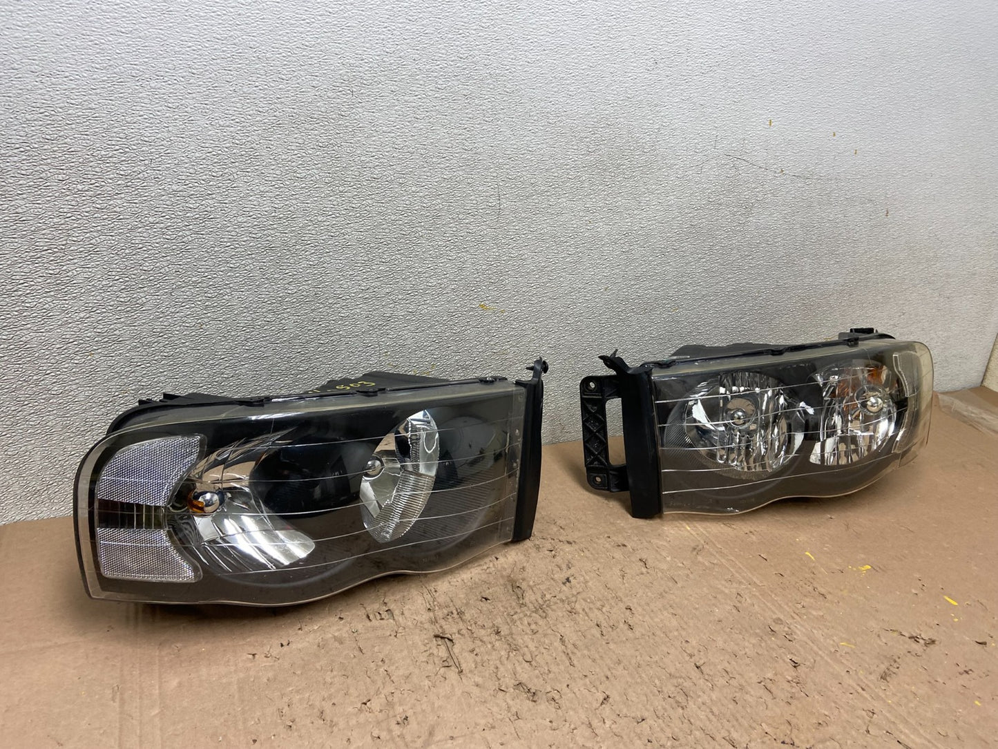 2002 to 2005 Dodge Ram Left+Right Side Halogen Headlights Y0503 DW2