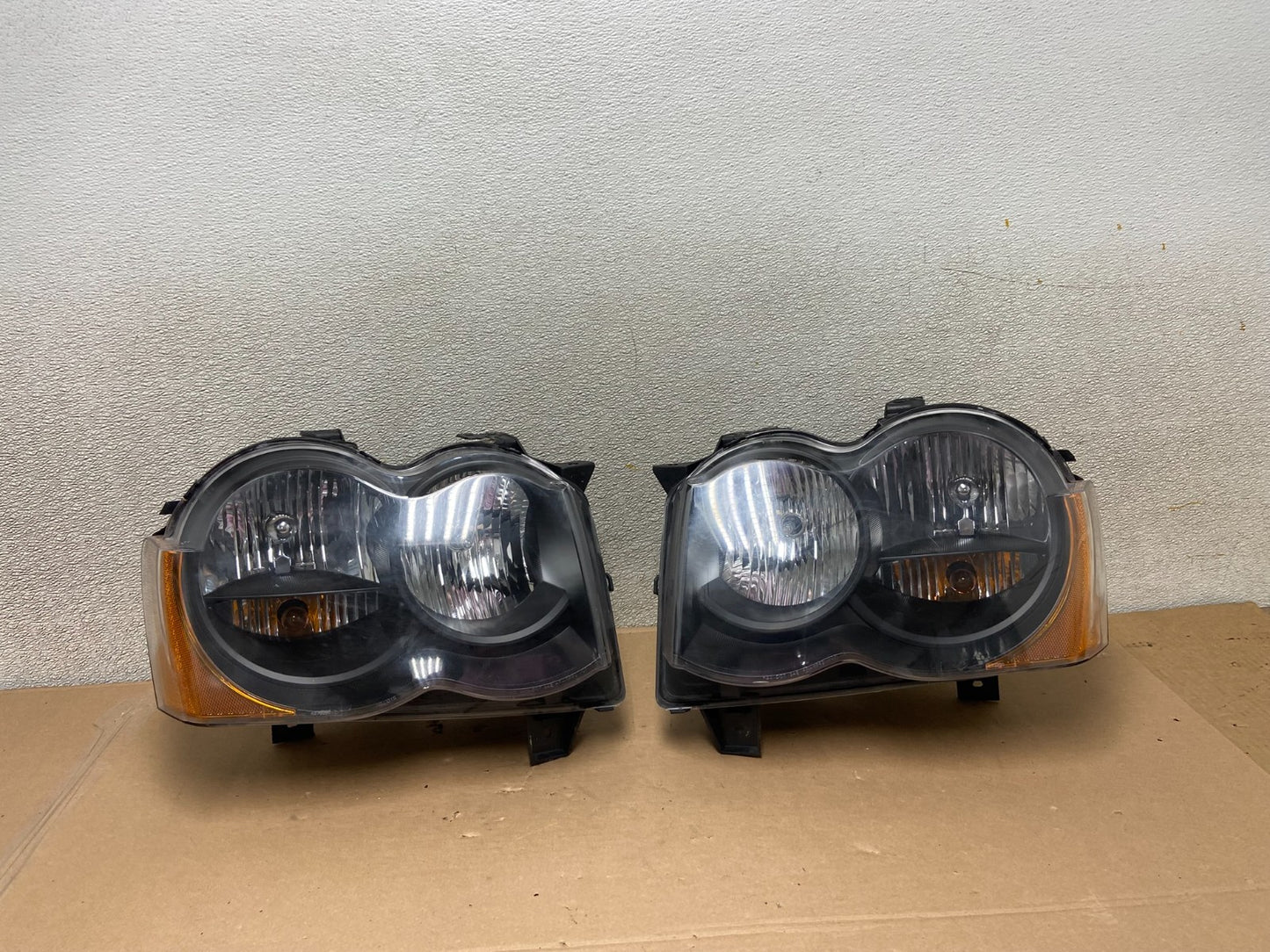 2009-2010 Jeep Grand Cherokee Left+Right Set Halogen Headlights AA9867 DW0