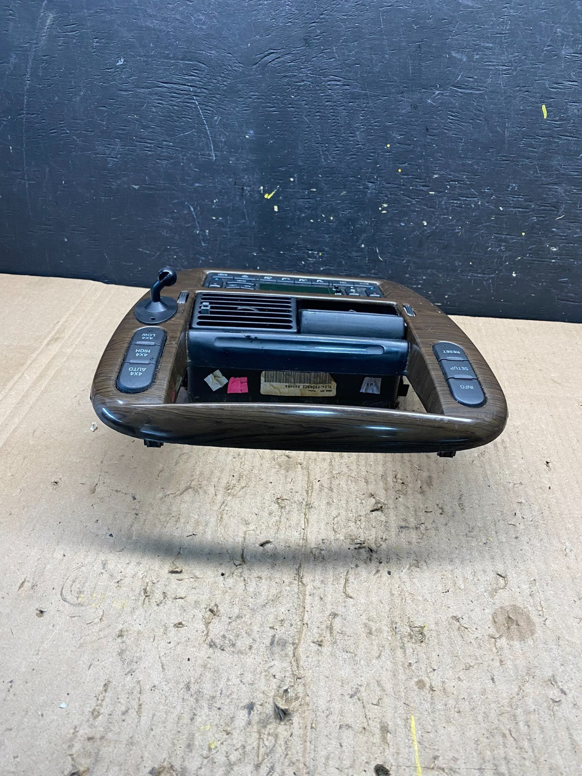 2004 to 2005 Mercury Mountaineer Center Dash Radio Trim Bezel Air Vent p1758 DG3