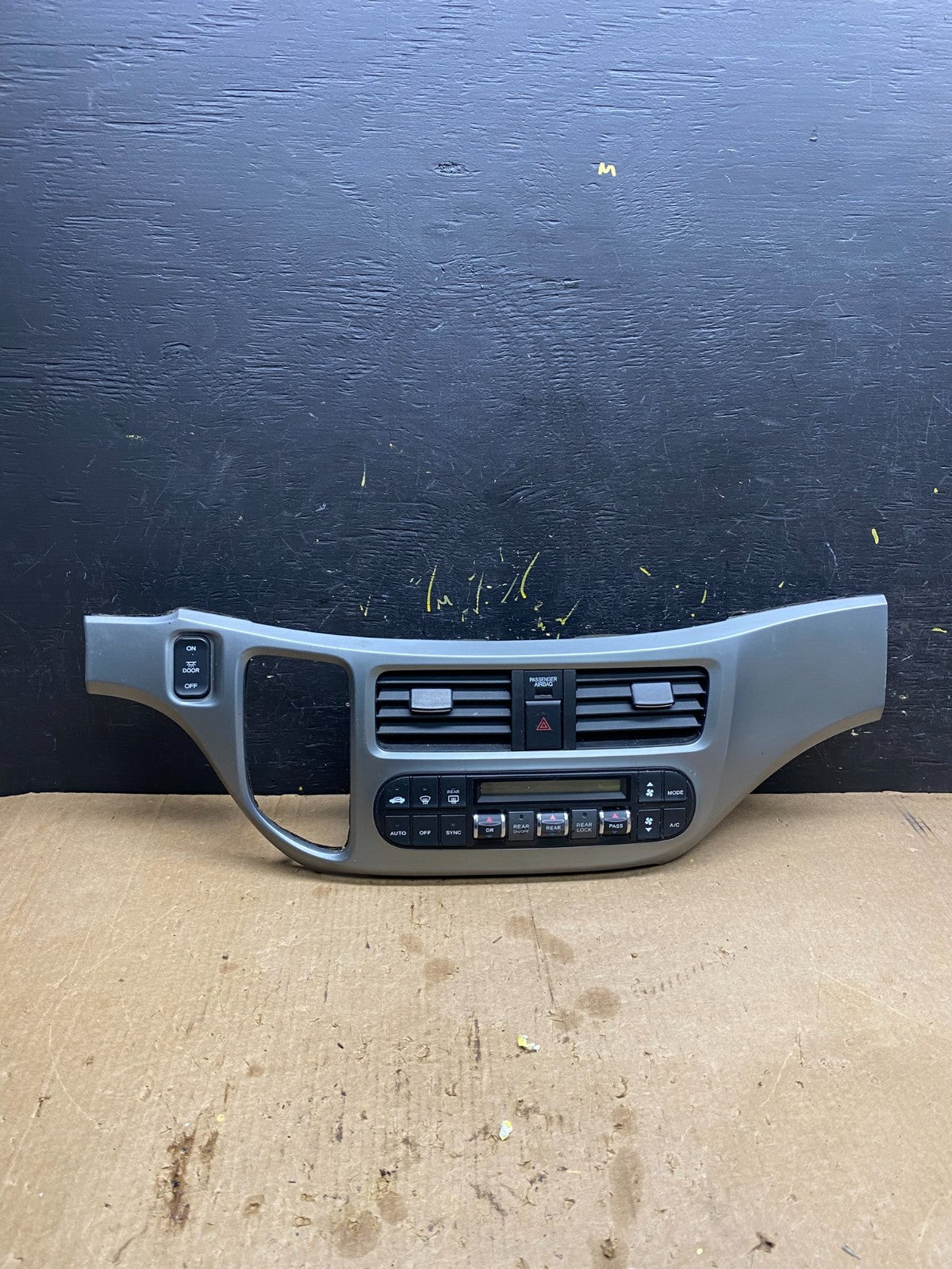 2005 to 2010 Honda Odyssey  Radio Climate Control Dash Trim Bezel Z4583 DG0