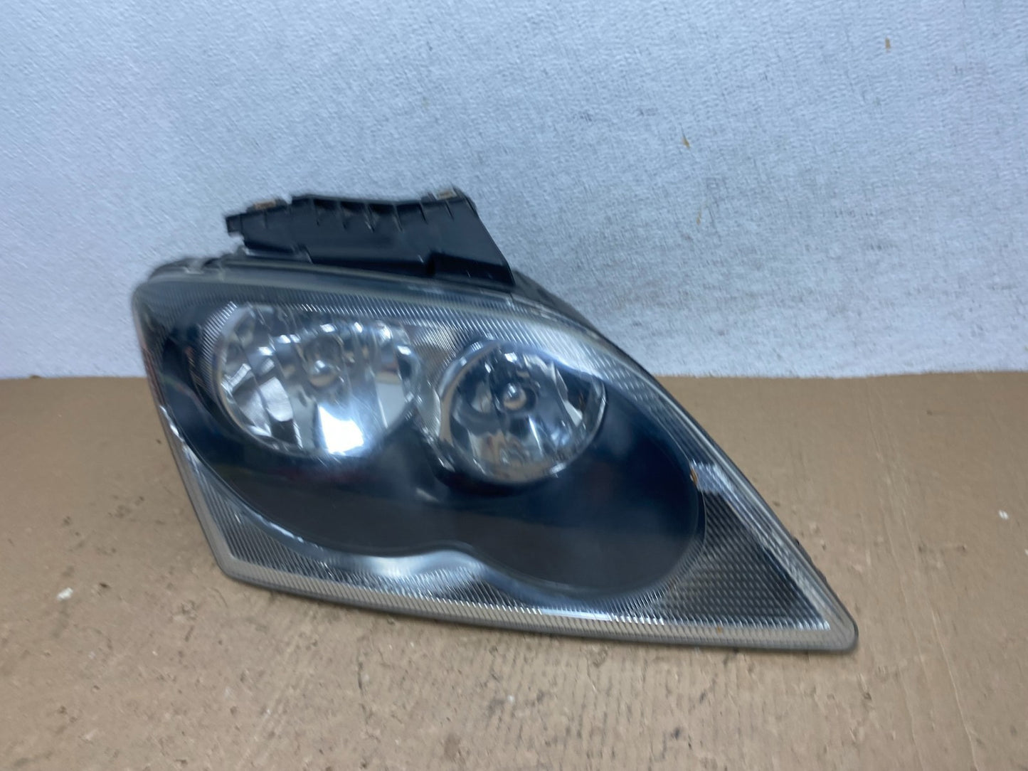 2004 to 2006 Chrysler Pacifica Headlight Right Passenger Halogen AD8767 DW1