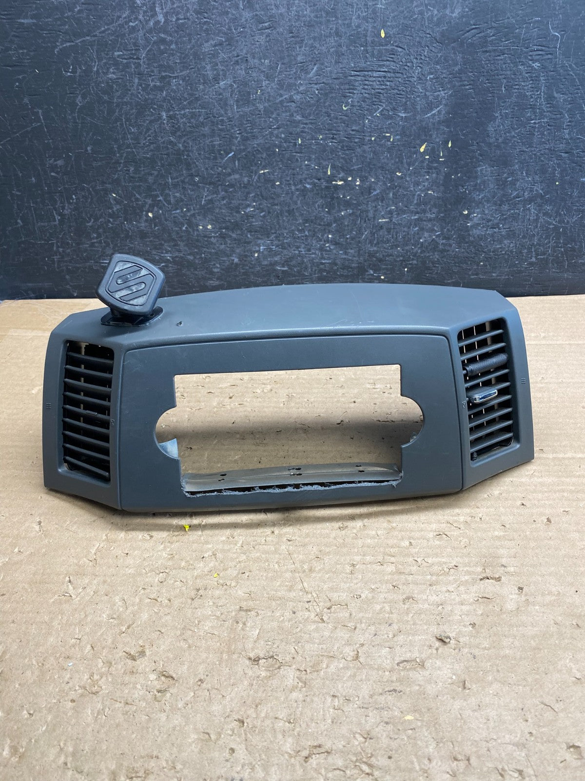 2005 - 2007 Jeep Grand Cherokee Center Dash Radio Bezel Trim AG8456 DG0