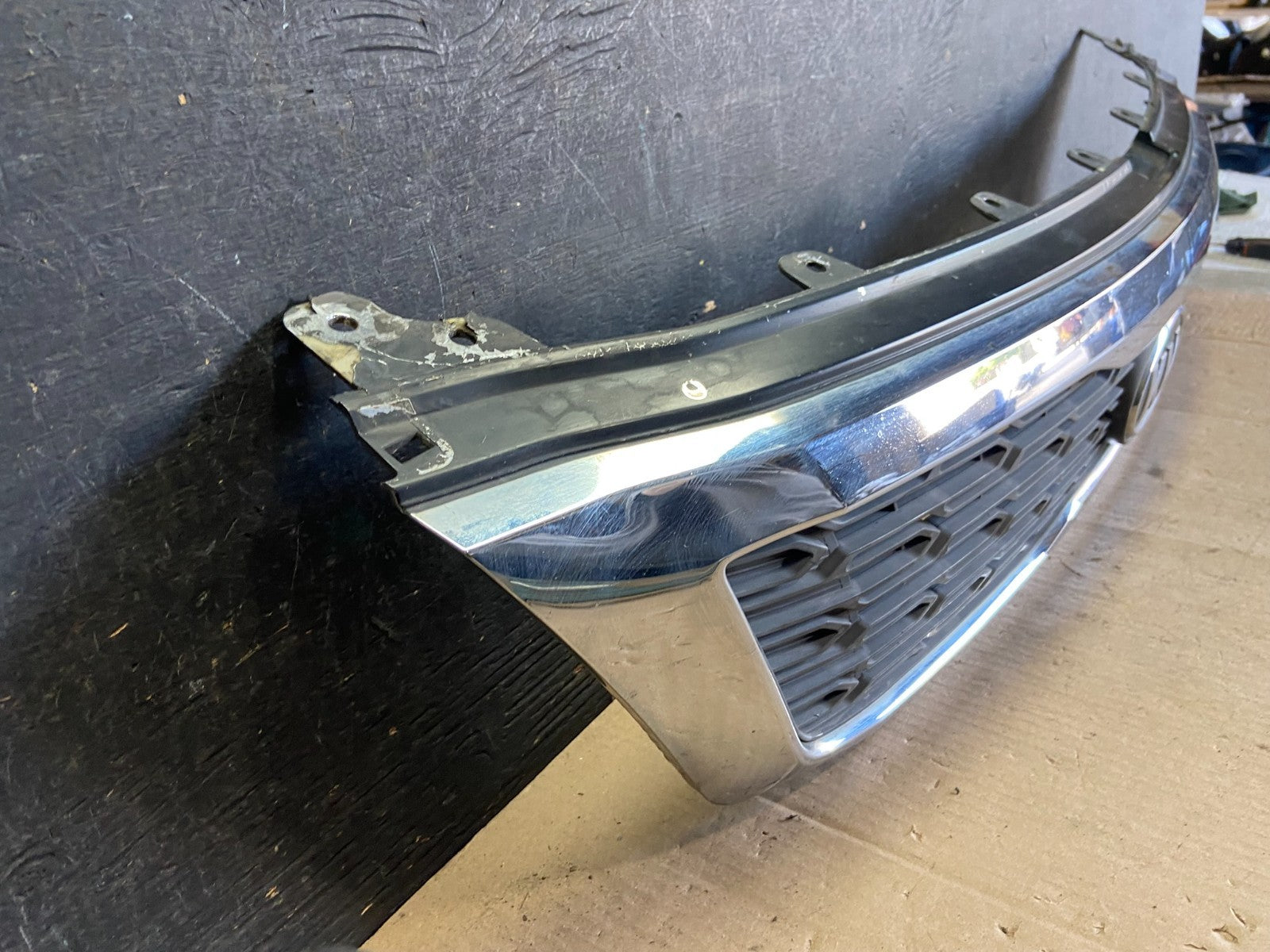 2011 to 2012 Kia Sedona Front Upper Grill Grille OEM Q5685 DG2