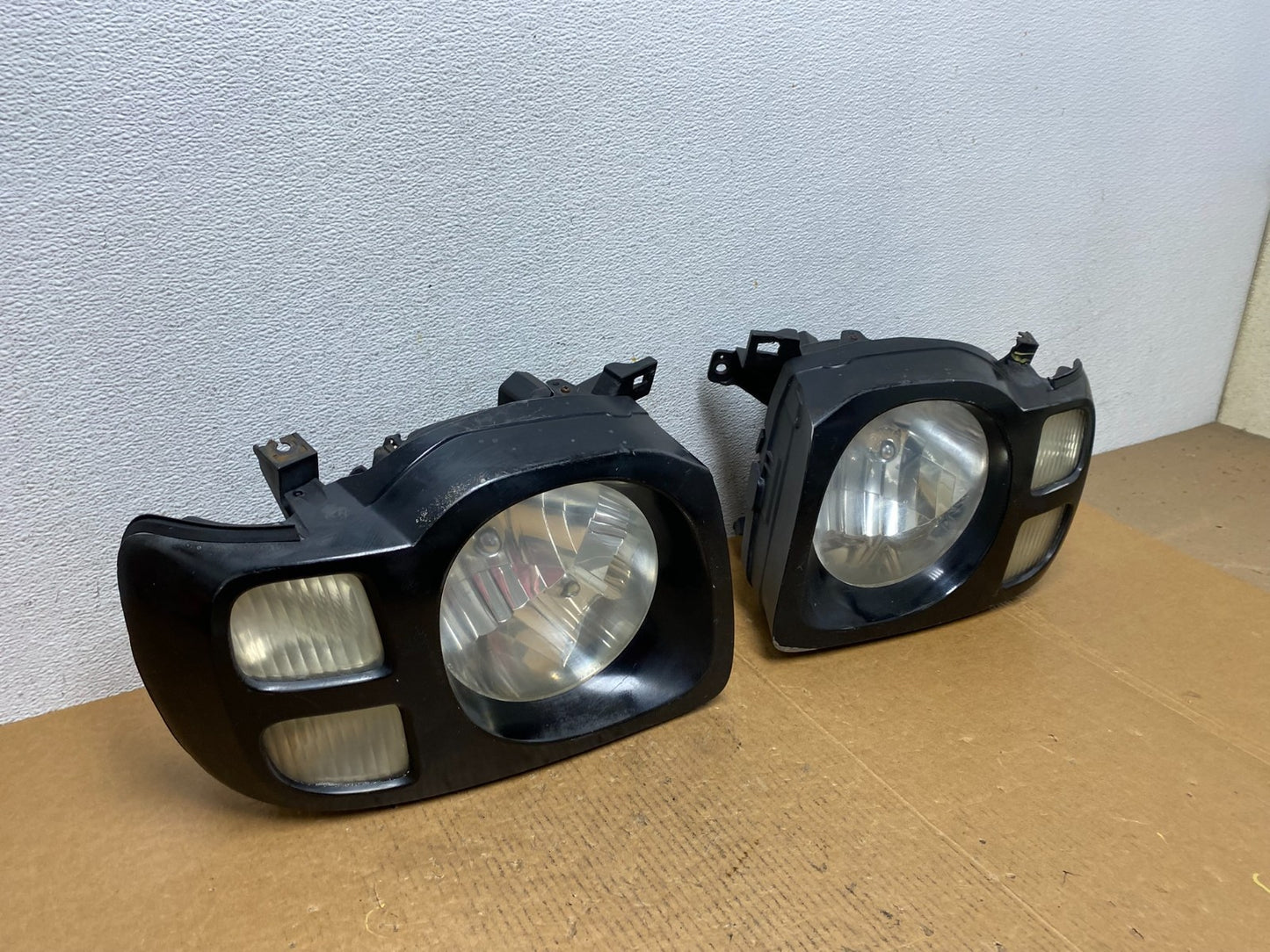 2002 2003 2004 Nissan Xterra Left+Right Side Headlights AE0510 DW2
