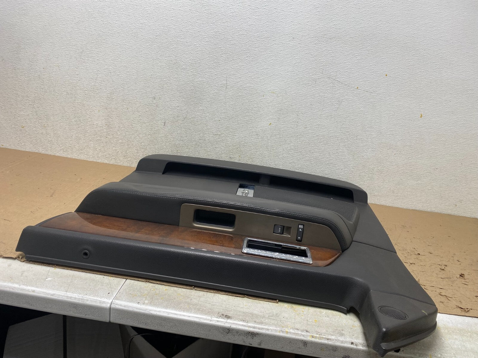 2007-2014 Lincoln Navigator Right Passenger Front Door Panel OEM J1482 DG16