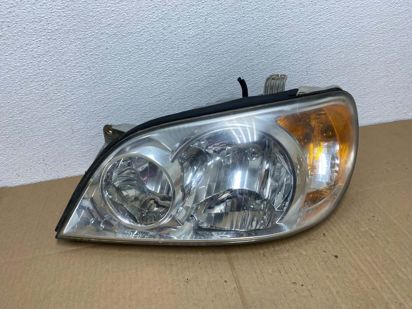 2002 to 2005 Kia Sedona Left Driver LH Side Headlight AB8109 DW0