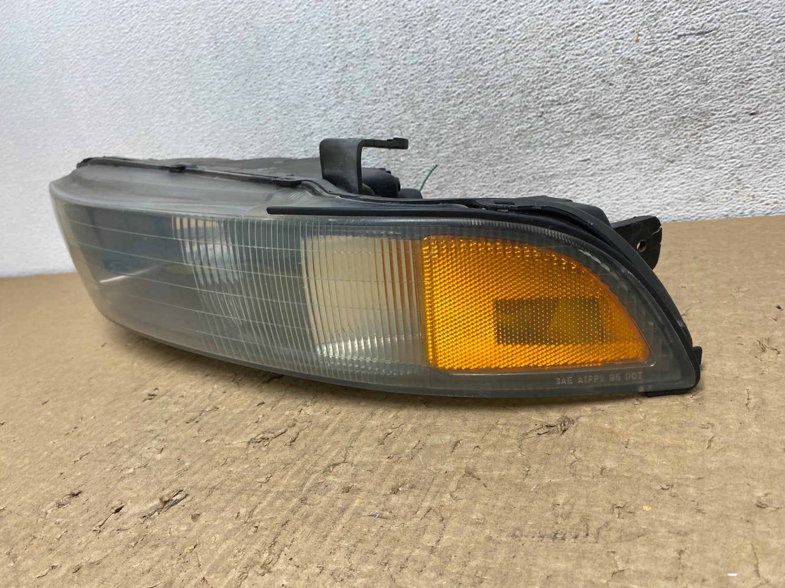 2002 to 2003 Mitsubishi Galant Left Driver LH Side Headlight AF8204 DW1