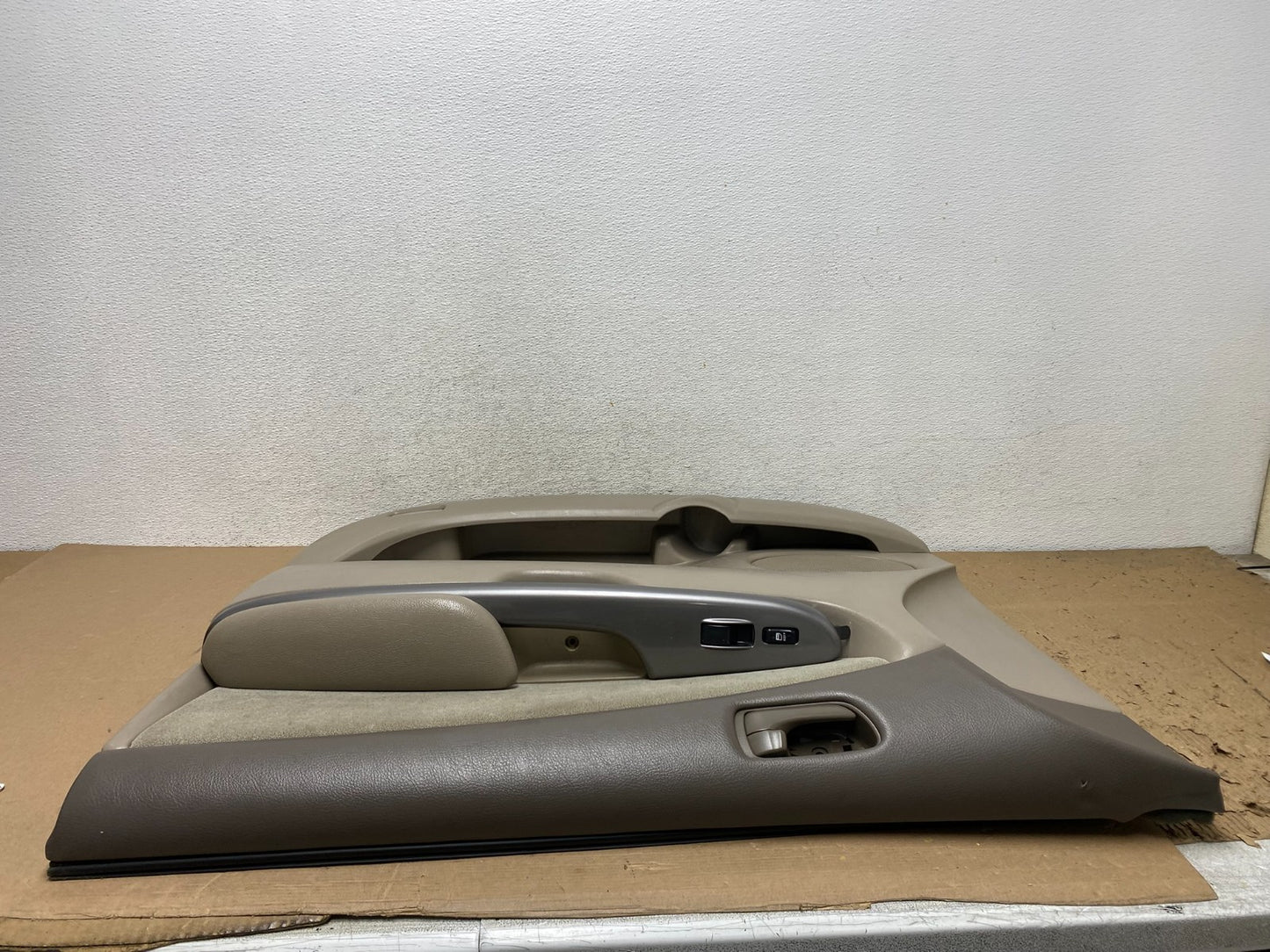 2005 to 2010 Toyota Sienna Right Passenger Side Front Door Trim AF49746
