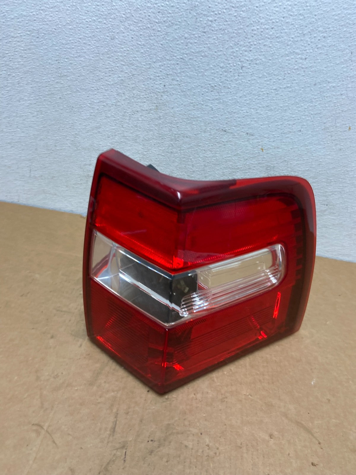 2007 - 2012 Ford Expedition Right Passenger Rh Side Tail light AD6064 DW0