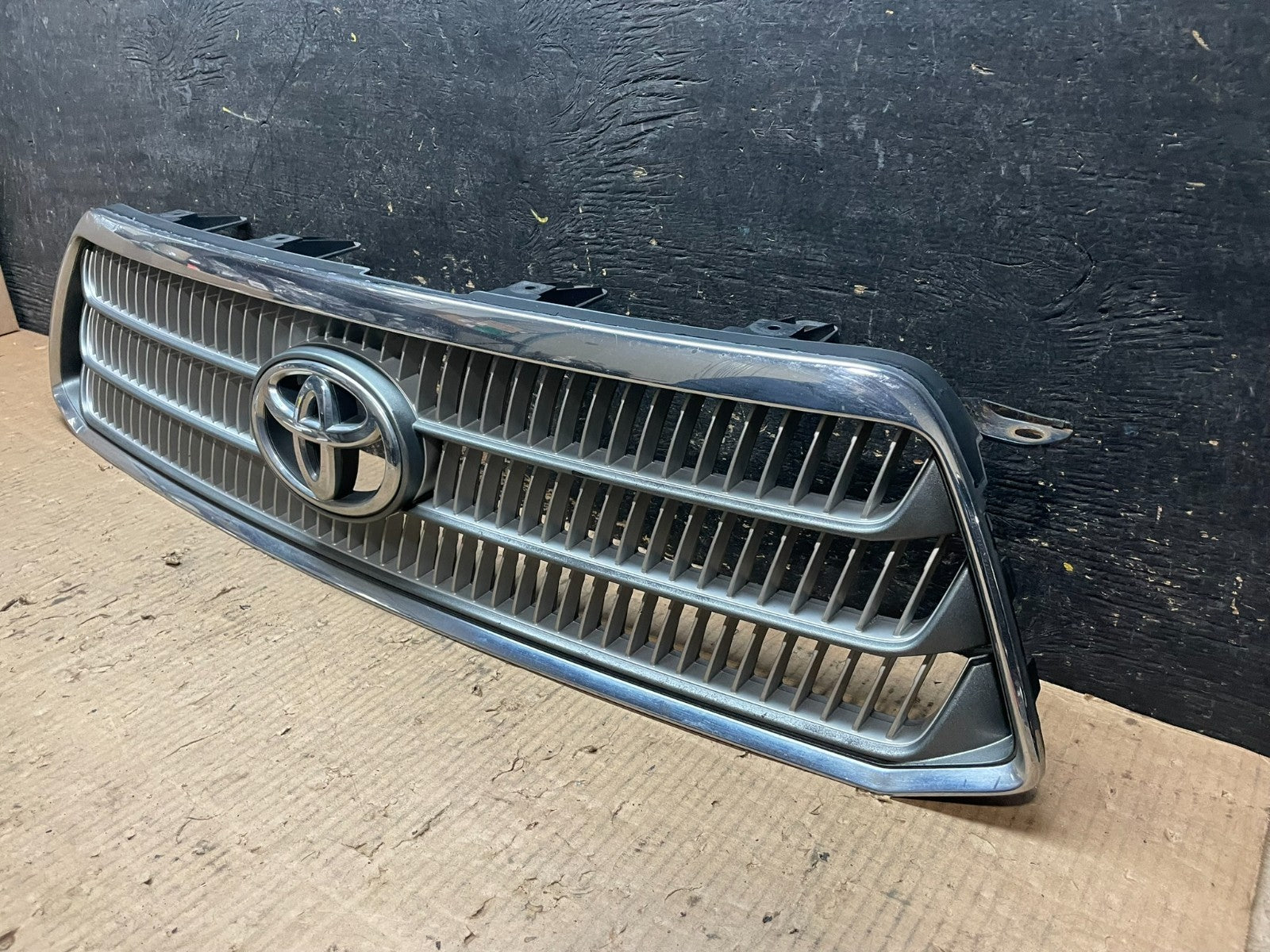 2008-2010 Toyota Highlander Hybrid Front Upper Grille Grill Emblem Y6644 DG2