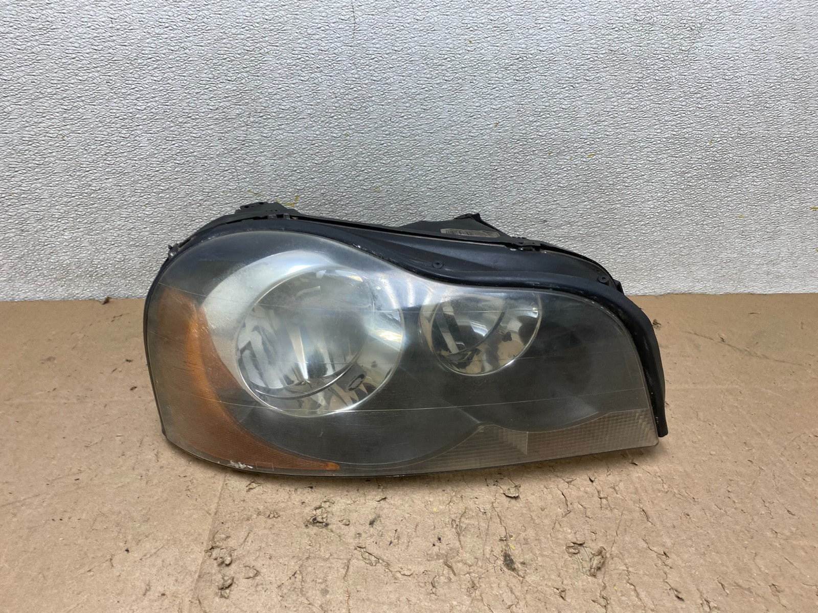 2003 to 2006 Volvo XC90 Right Passenger Rh Side Headlight Halogen W3000 DW0