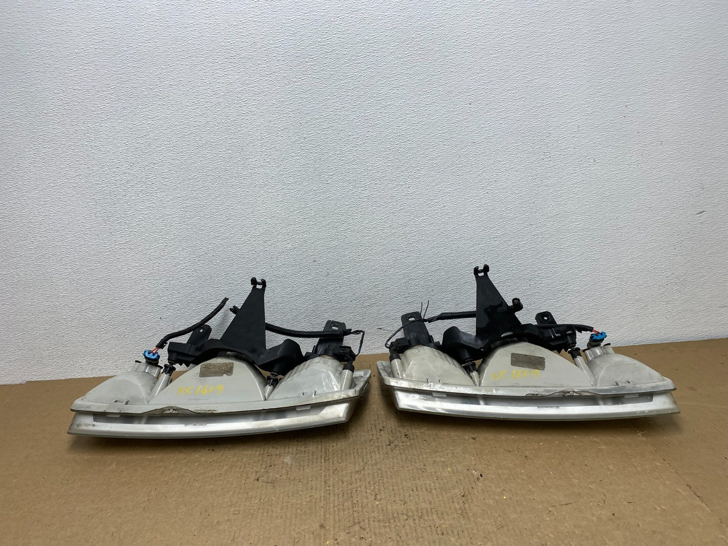 2002 2003 2004 Saturn Vue Left+Right Set Side Headlights Oem AC1609 DW9