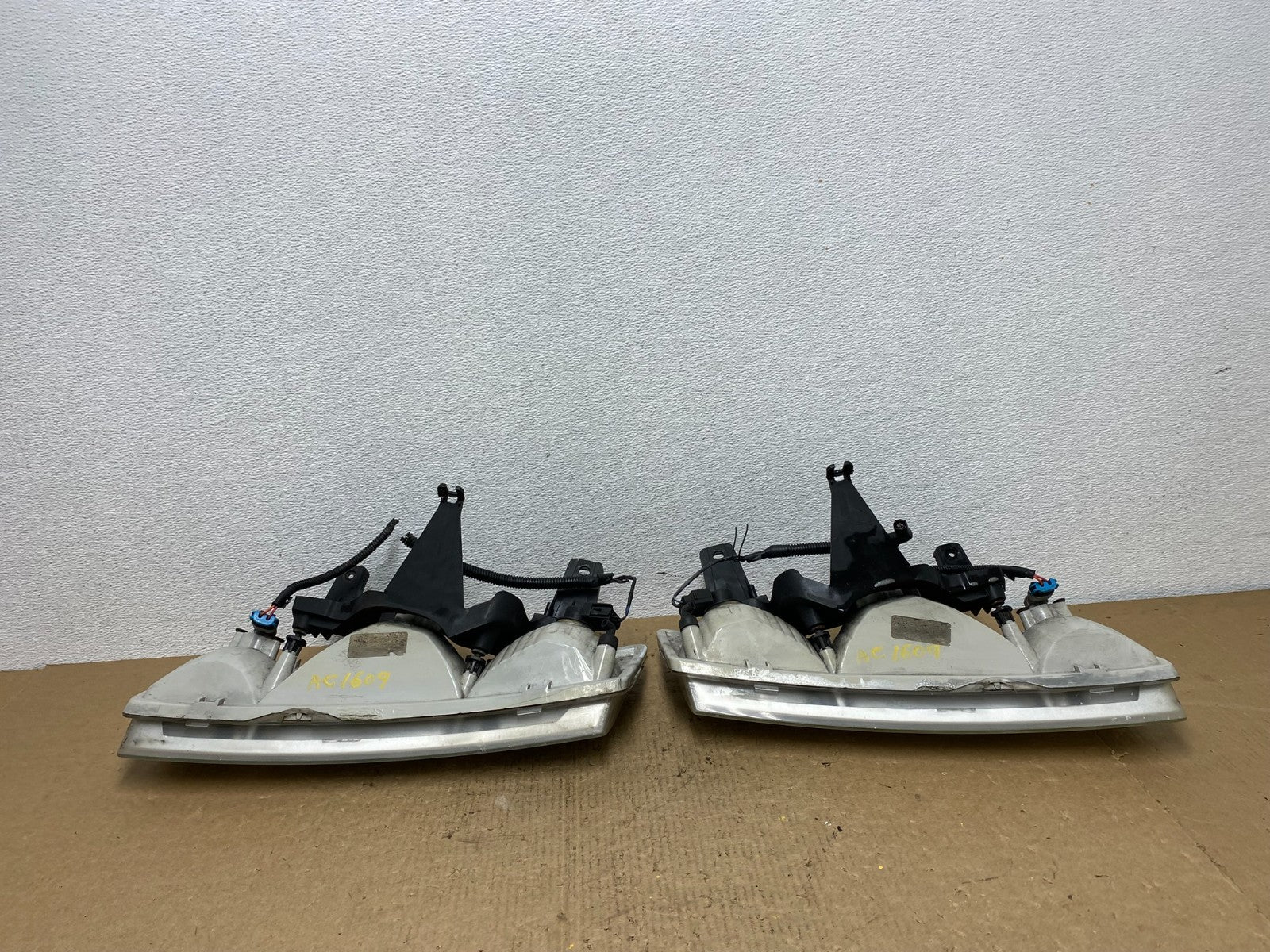 2002 2003 2004 Saturn Vue Left+Right Set Side Headlights Oem AC1609 DW9