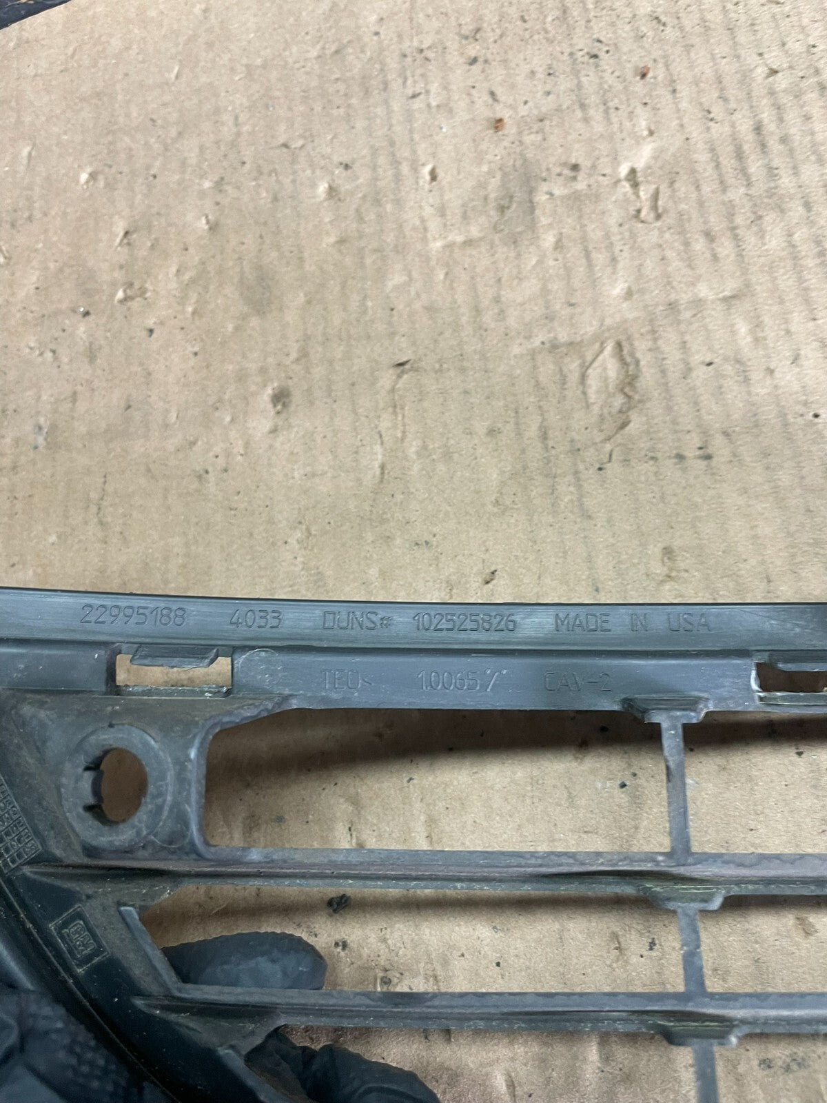 2014 to 2016 Chevrolet Malibu Front Bumper Center Grille Black 22995188 n5677 DG11