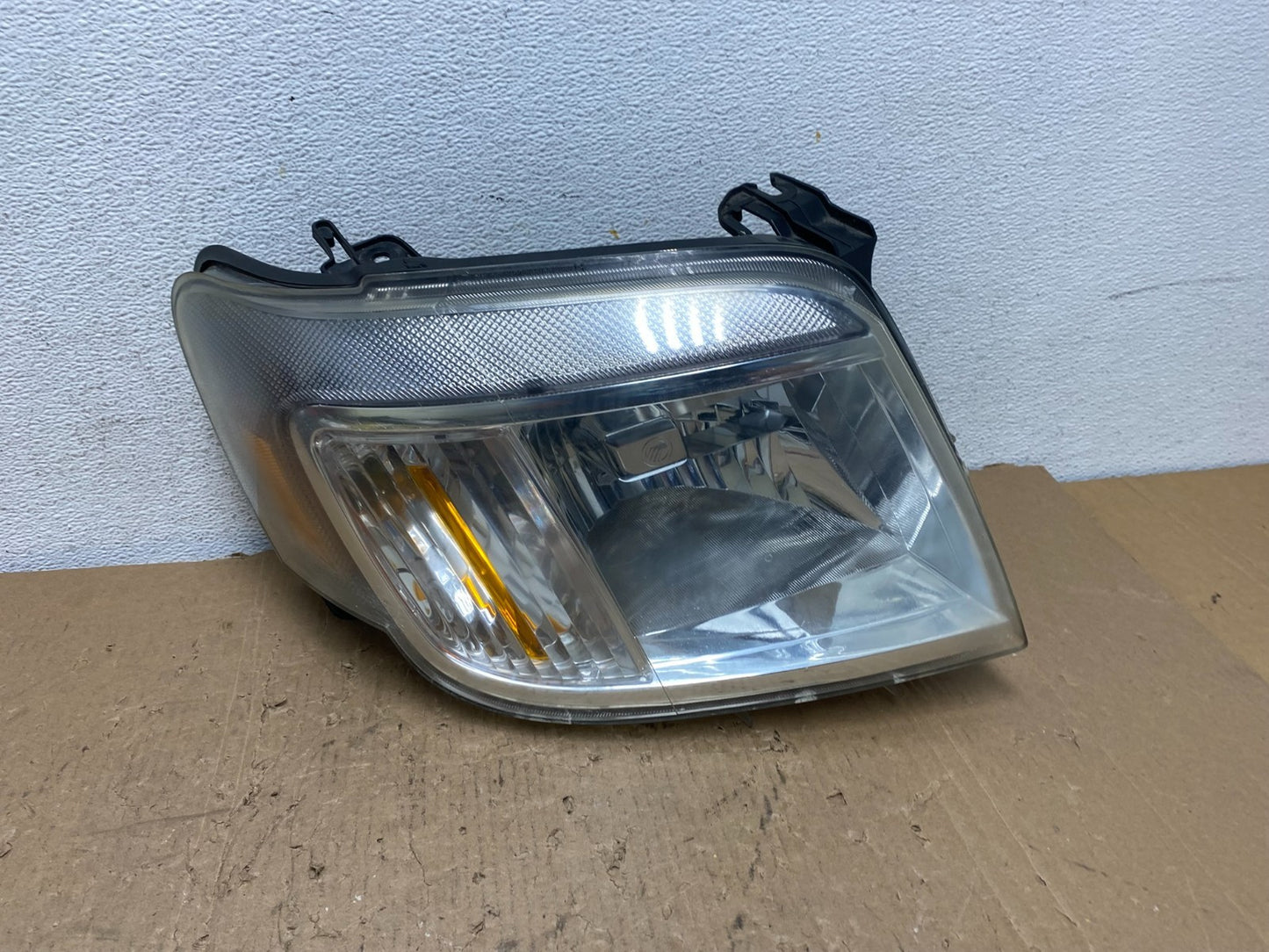 2008 to 2011 Mercury Mariner Right Passenger RH Side Halogen Headlight AD8215 DW0