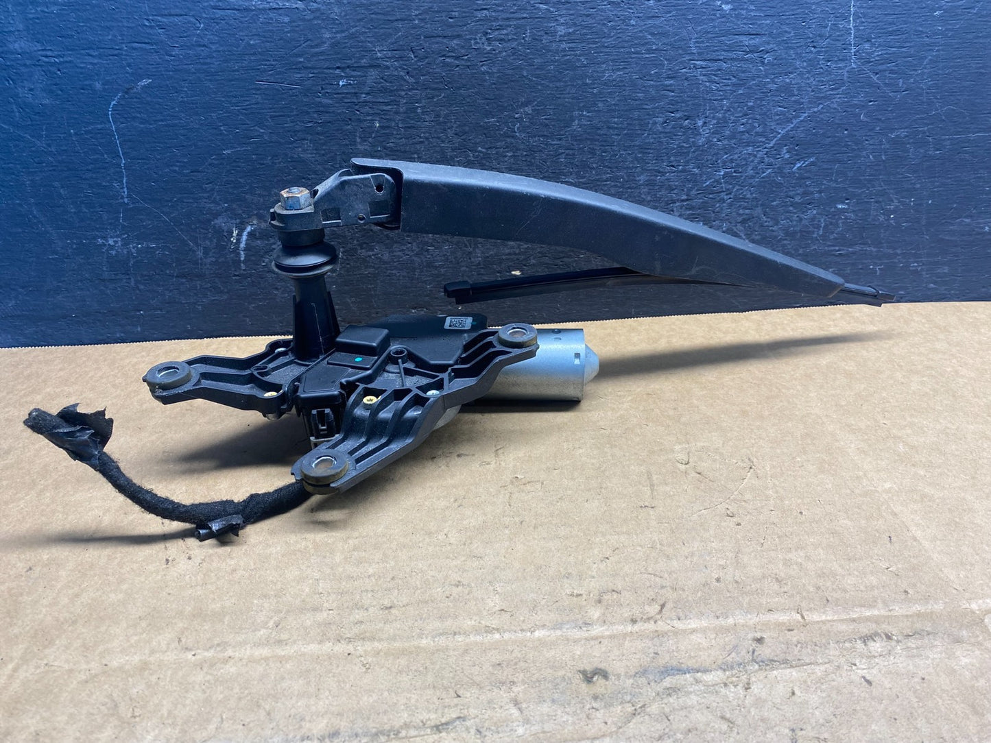 2020 to 2023 Ford Explorer Rear Windshield Wiper Motor ad7407 DG1