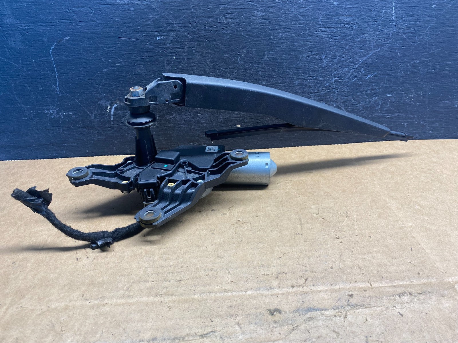 2020 to 2023 Ford Explorer Rear Windshield Wiper Motor ad7407 DG1