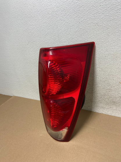 2002 - 2006 Chevrolet Avalanche Right Passenger Rh Side Tail Light AG5704 DW1