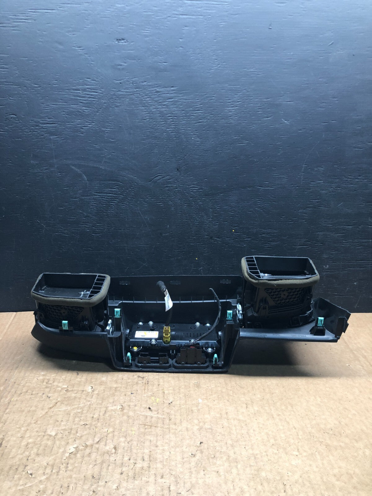 2020 to 2023 Ford Explorer Console Radio Display Screen Air Vents F9596 DG15