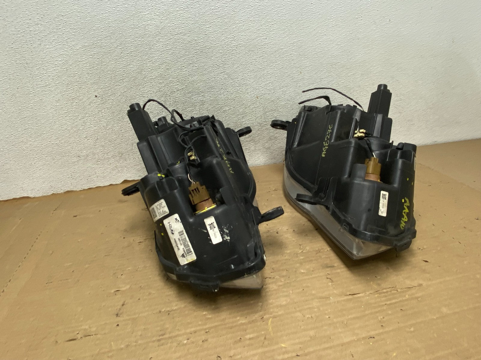 2008 to 2016 Chrysler Town and Country Left+Right Side Headlights AG8276 DW10