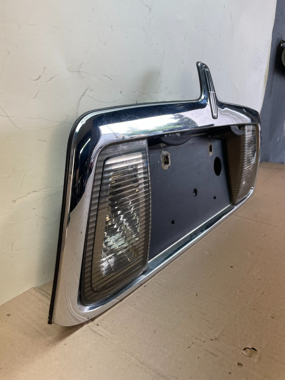 2000 2001 2002 Lincoln LS Rear License Plate Trim Panel AG7698 DG2