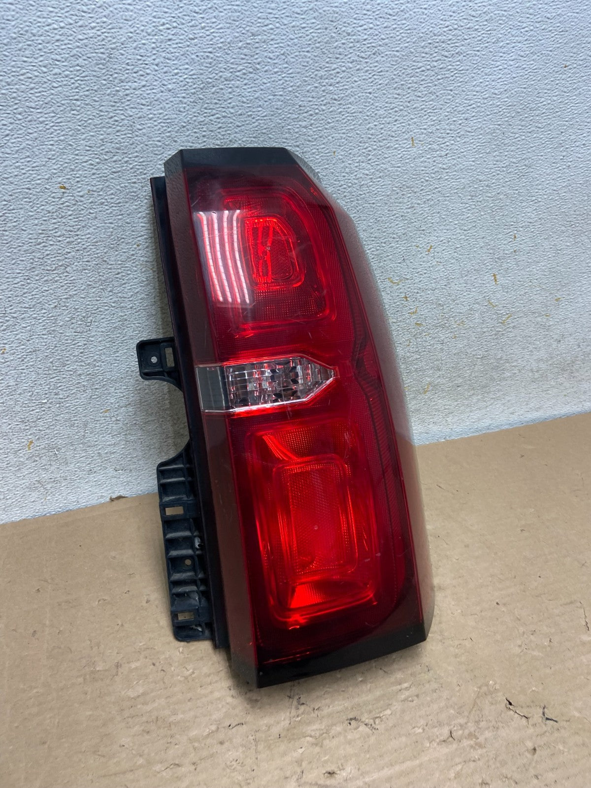 2015-2020 Chevrolet Tahoe Suburban Right Passenger Rh Tail Light AI0923 DG2