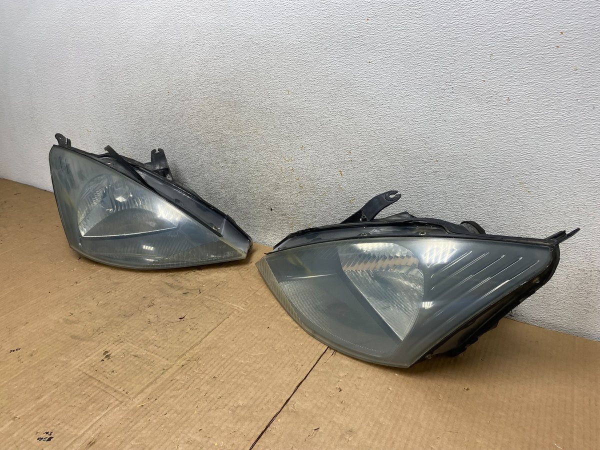 2000 to 2002 Ford Focus Left+Right Set Halogen Headlights AI8108 DW1