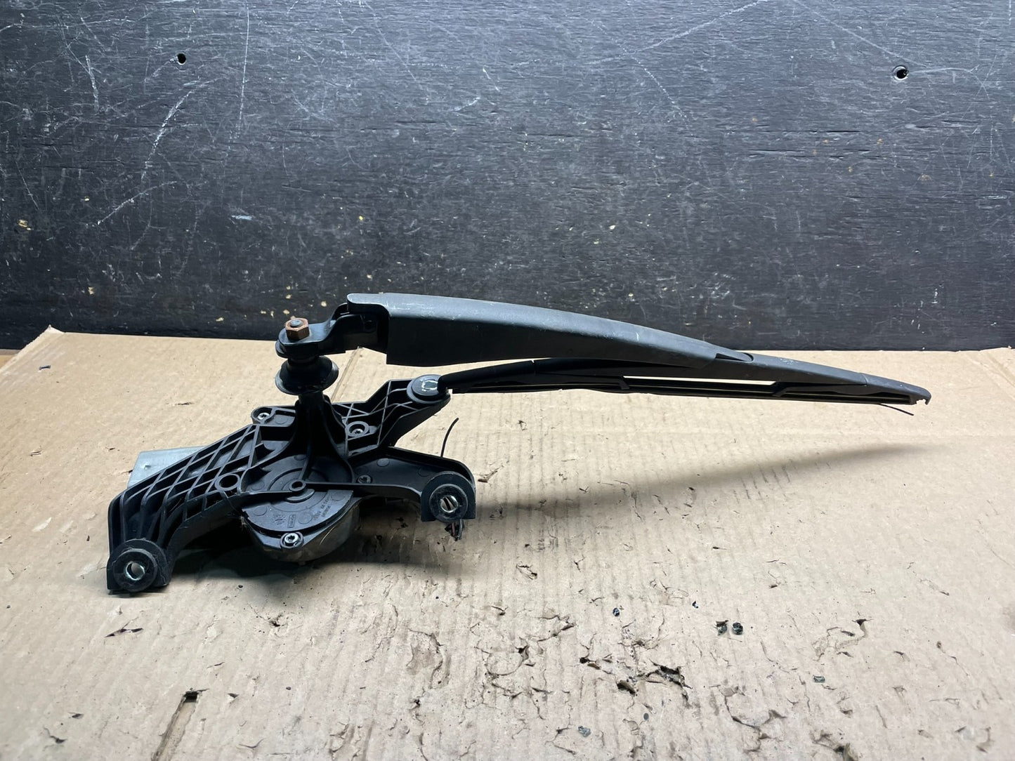 2011 to 2014 Ford Edge Licnoln MKX Rear Windshield Wiper Motor OEM V8833 DG1