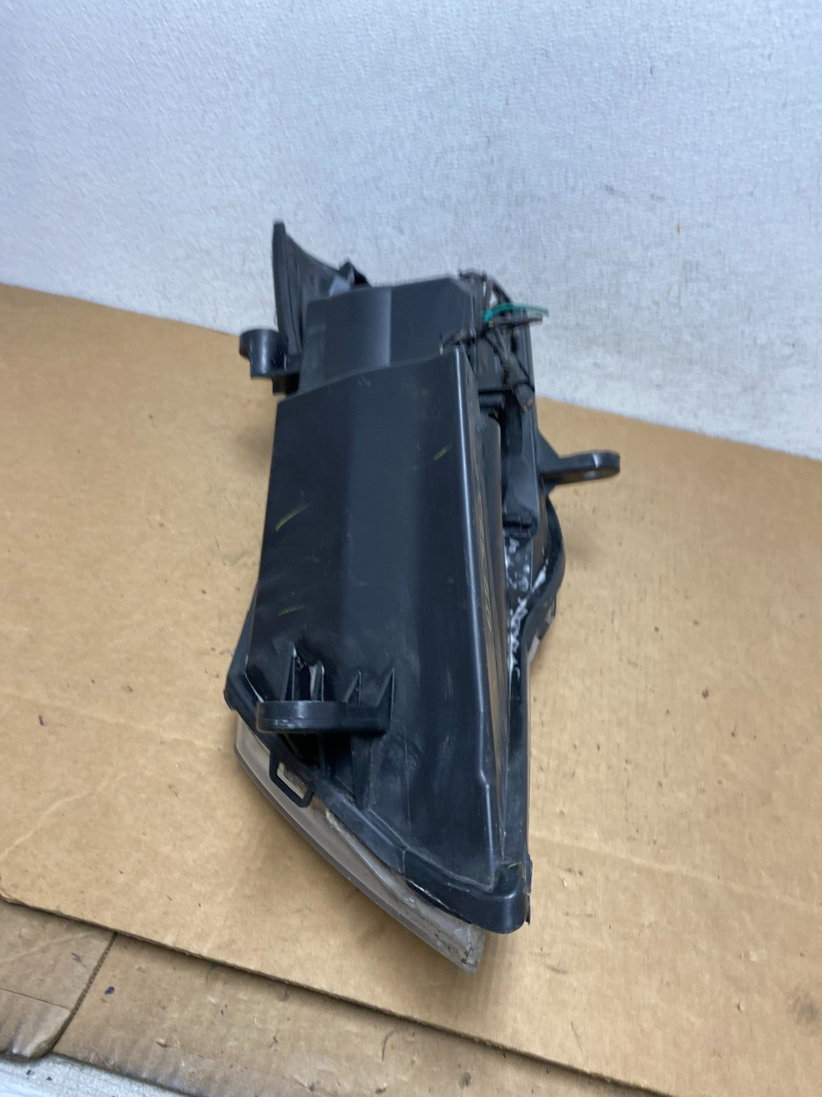 2009 to 2014 Volkswagen Routan Right Passenger Halogen Headlight AD5236 DW8