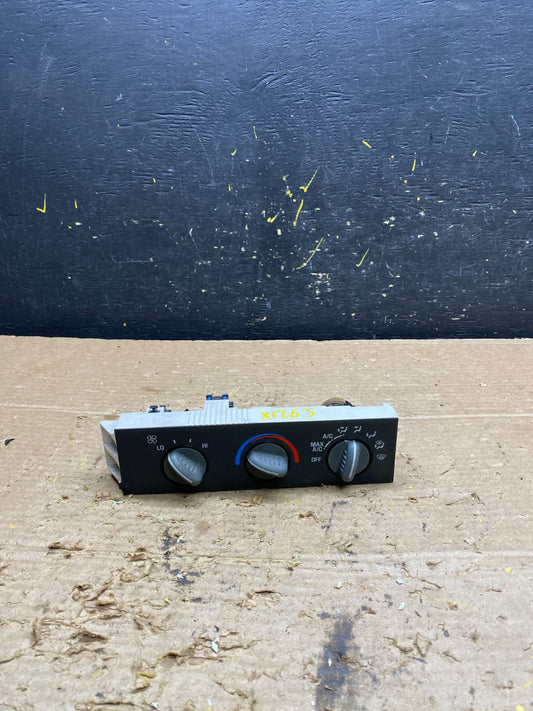 2001 - 2007 GMC Chevrolet Express 1500 Climate Control A/C 15130959 X1263 DG0
