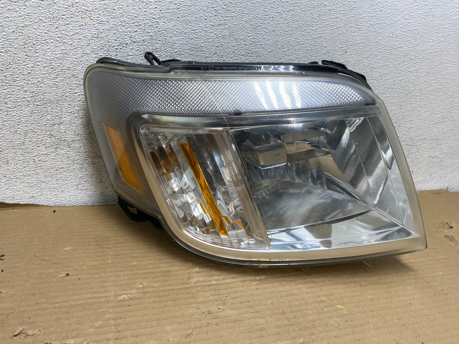 2008 to 2011 Mercury Mariner Right Passenger RH Side Halogen Headlight AG9341 DW0