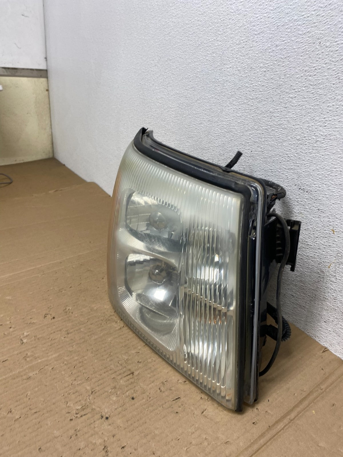 2002-2006 Cadillac Escalade Right Passenger Side Xenon Headlight AE9028 DW1