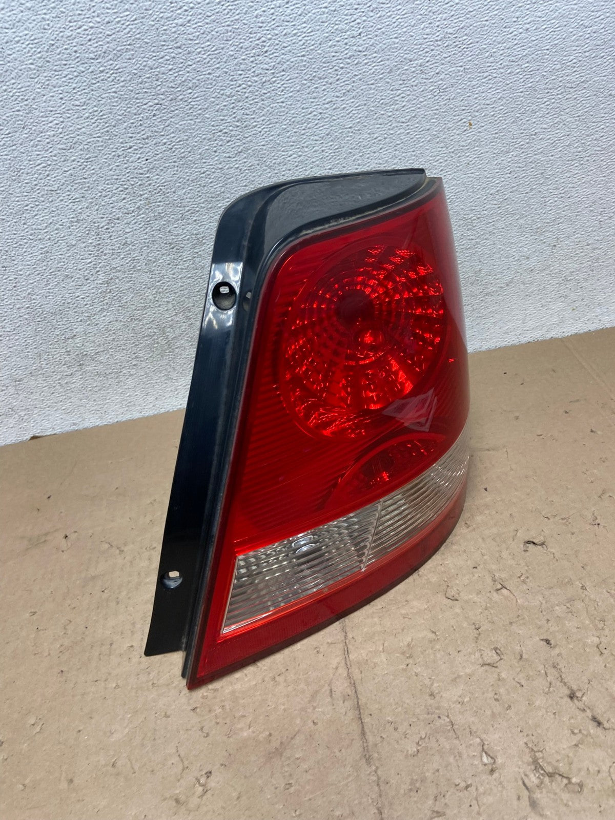 2003 to 2006 Kia Sorento Right Passenger RH Side Tail Light AG5536 LK2