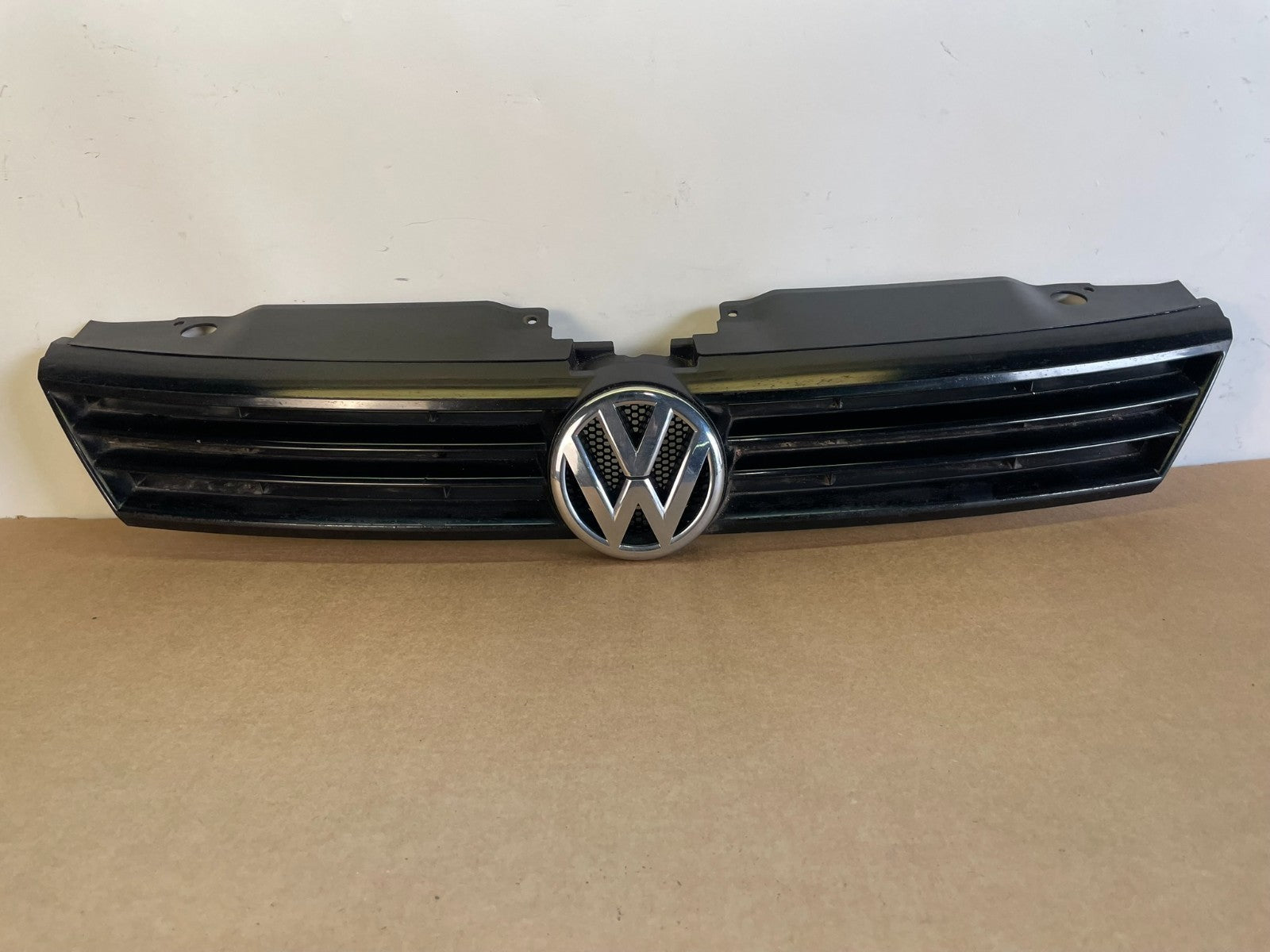 2011 to 2014 Volkswagen Jetta Sedan Front Upper Grille Grill af8533 DG0