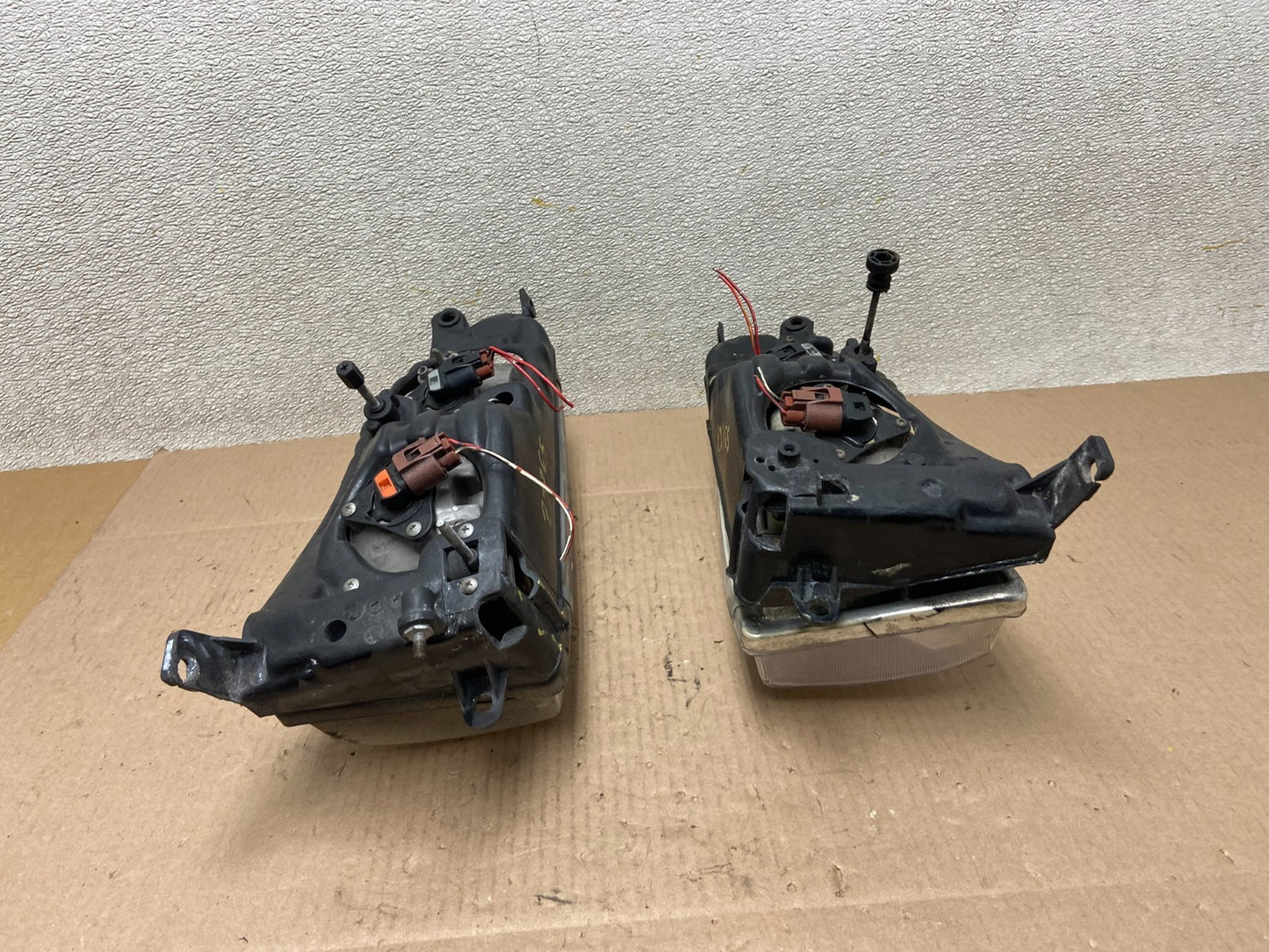 1995 - 1996 Toyota Camry Left+Right Side Set Halogen Headlights OEM Z3765 DW9