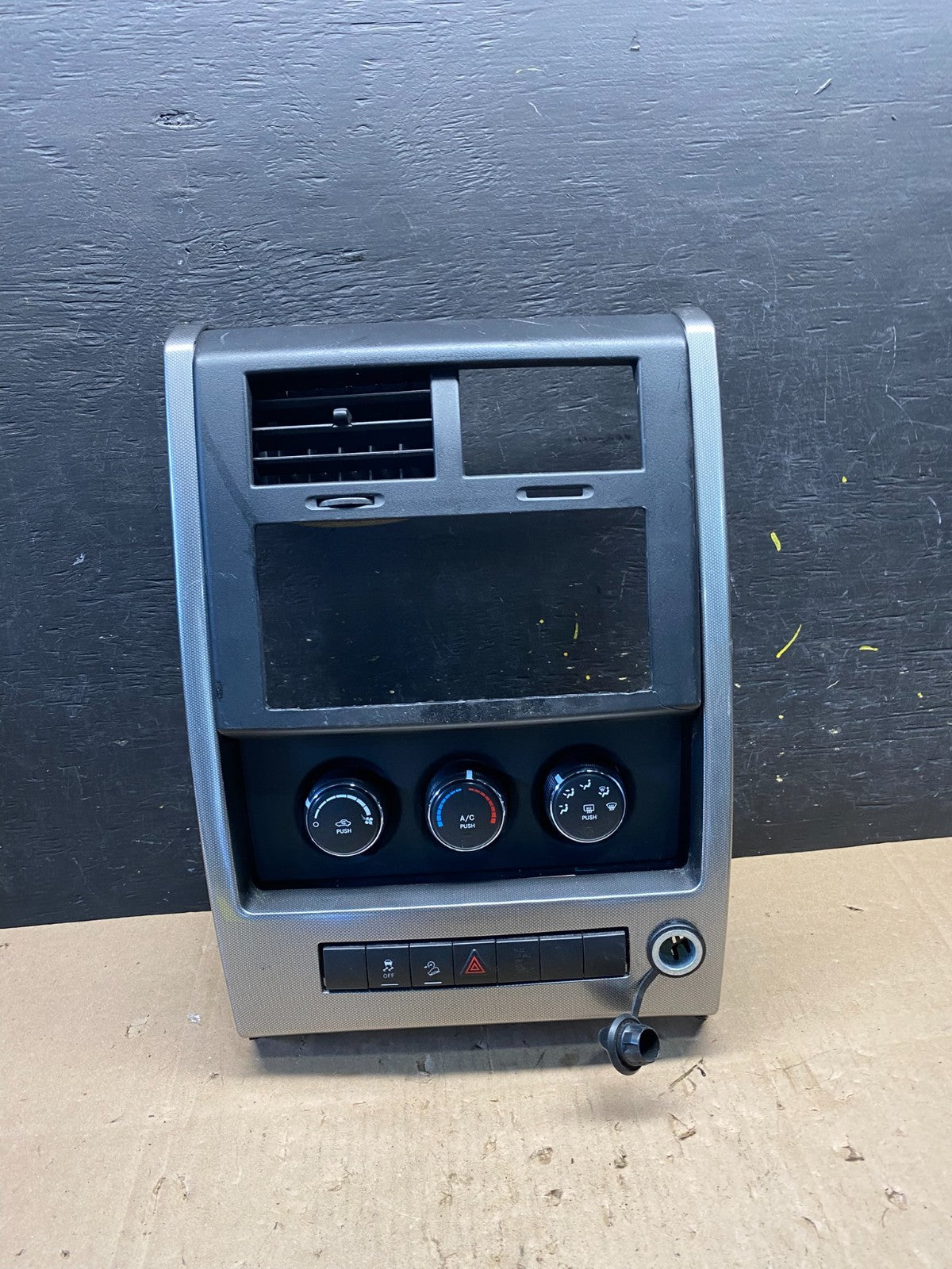 2008 to 2012 Jeep Liberty Dash Climate Temperature Control Radio Bezel R8943 DG0