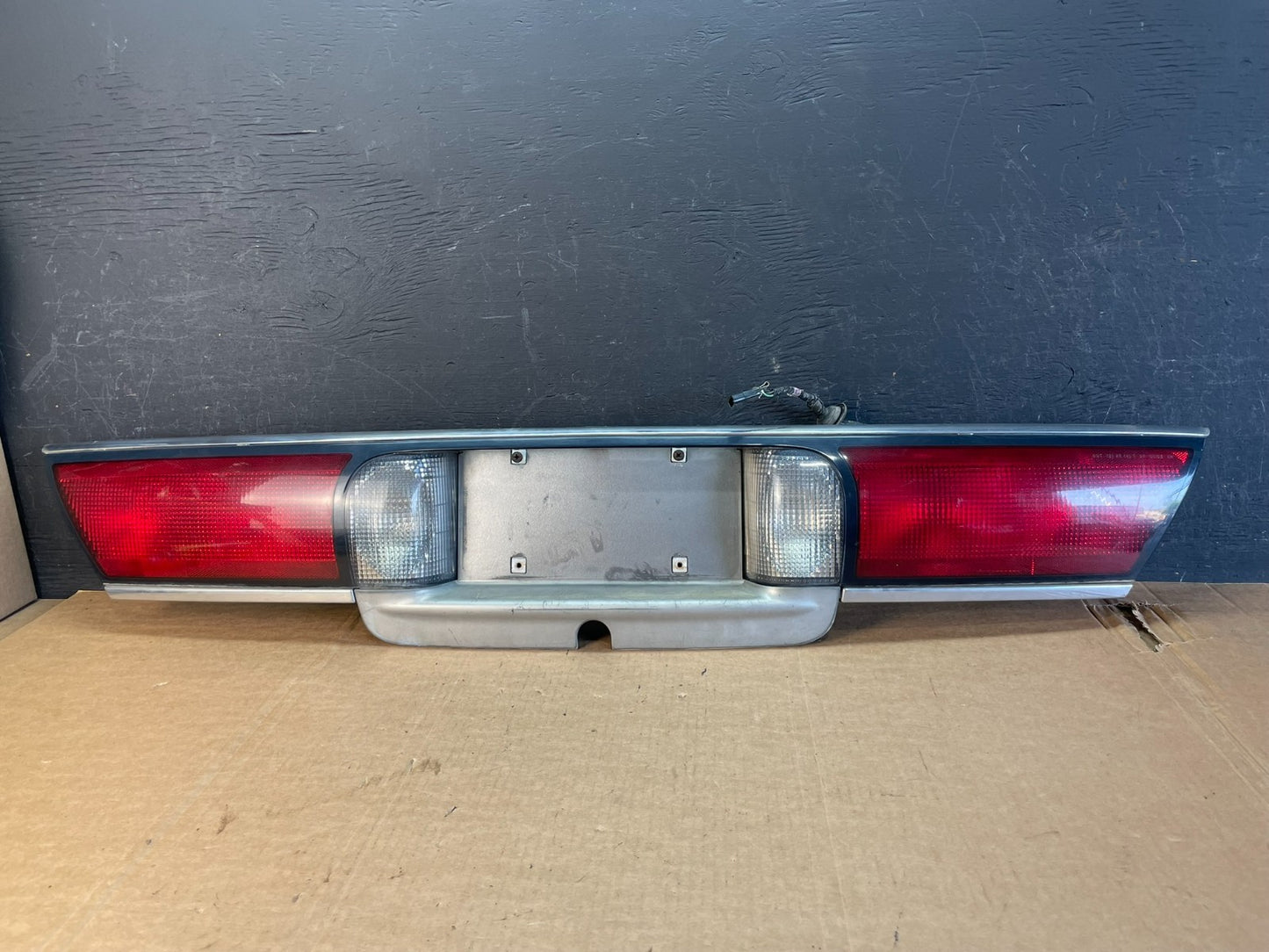 1997 1998 1999 Buick Lesabre Trunk Rear Center Tail Light Panel AE8376 DW0