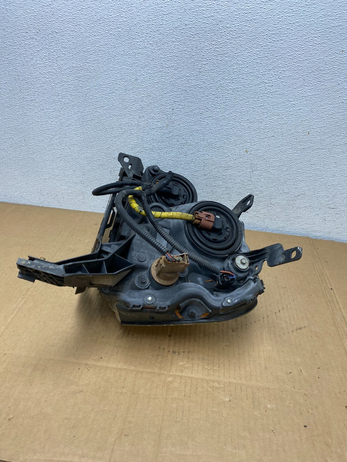 2005 to 2007 Ford Five Hundred Halogen Right Passenger Side Headlight AD0801 DW7
