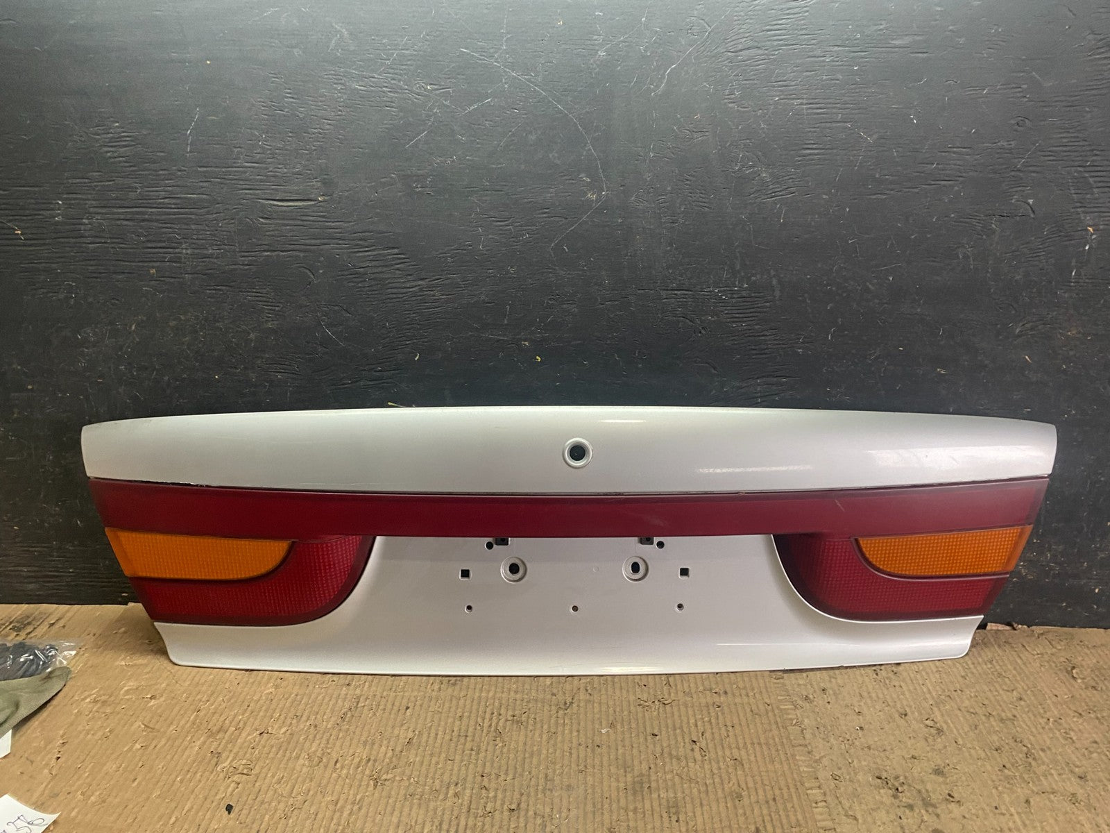 2000-2002 Saturn SL2 Sedan Center Tail Light Lid Trunk Rear Panel  V6799 DG0